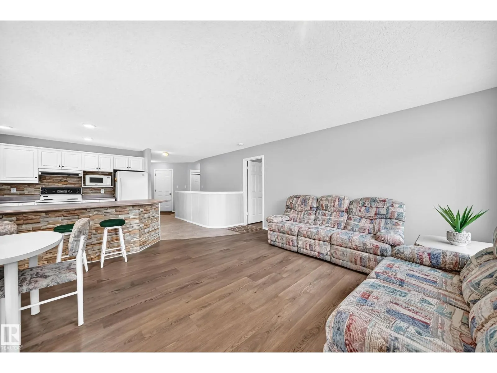 104 MAISONETTE VG