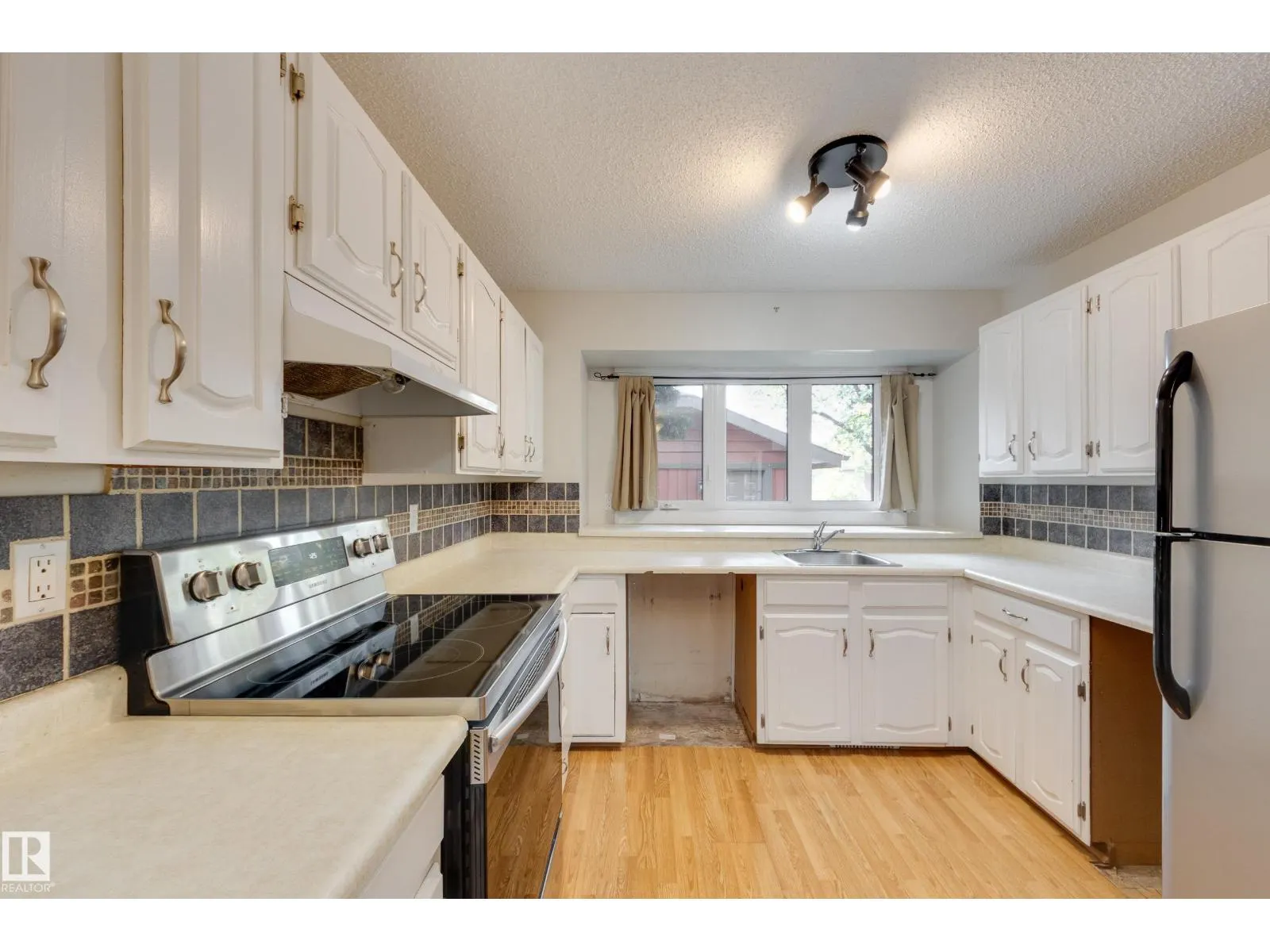 94 LACOMBE PT