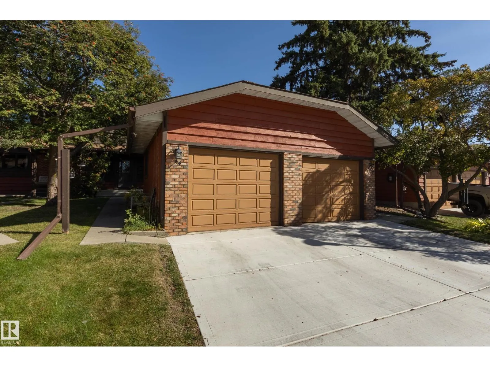 94 LACOMBE PT