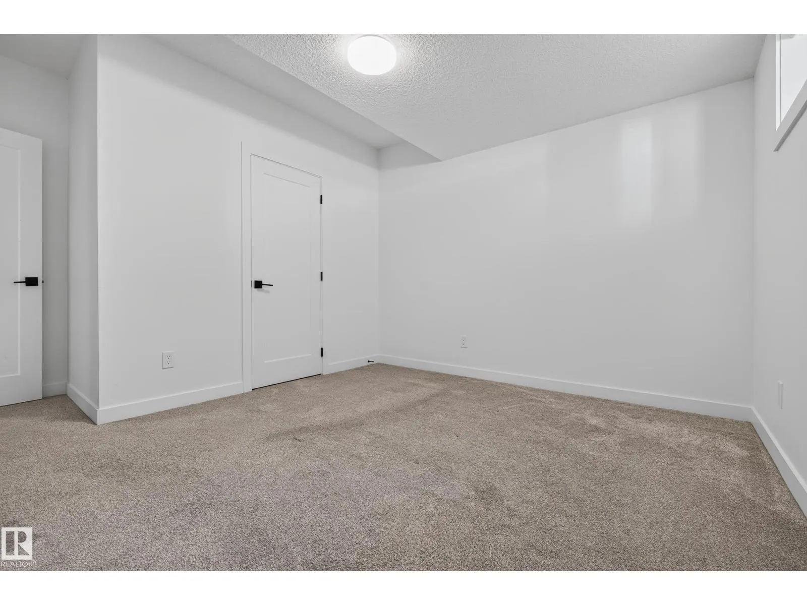 11207 75 AV NW