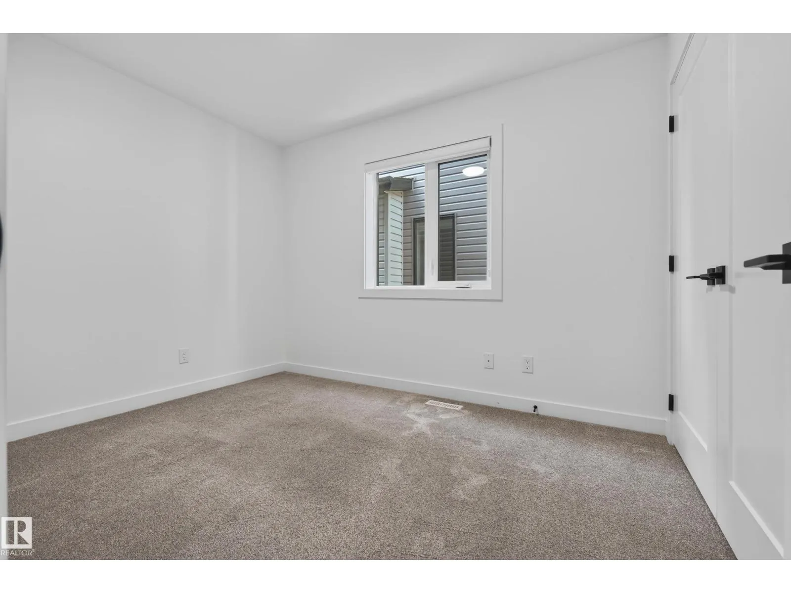 11207 75 AV NW