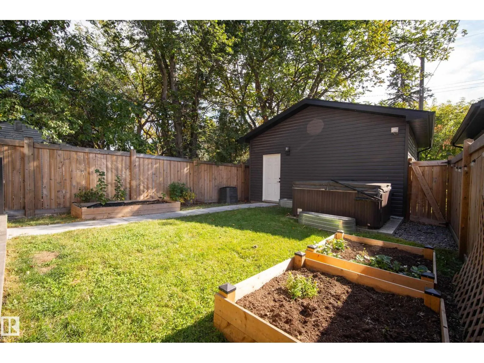 11207 75 AV NW
