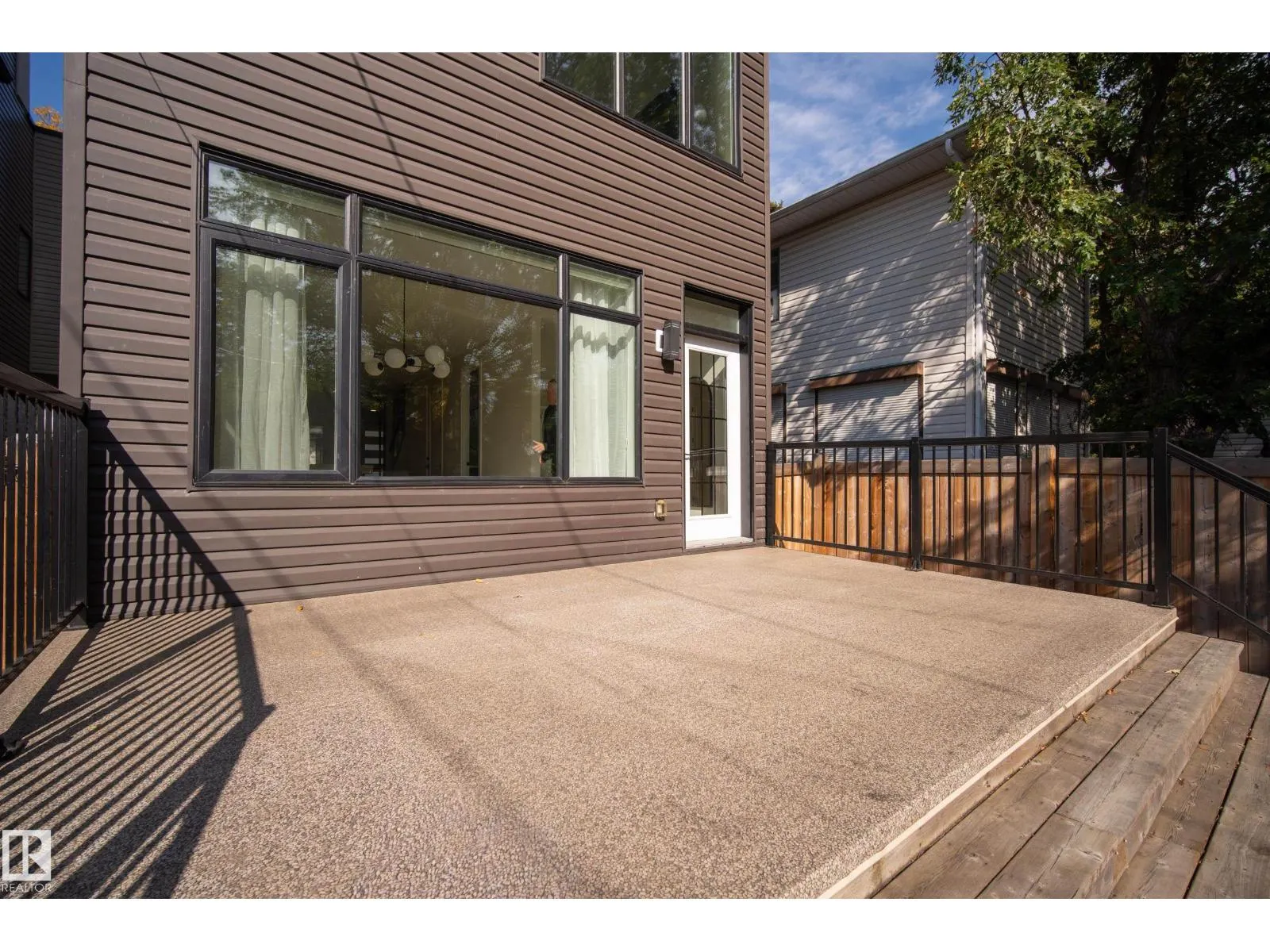 11207 75 AV NW