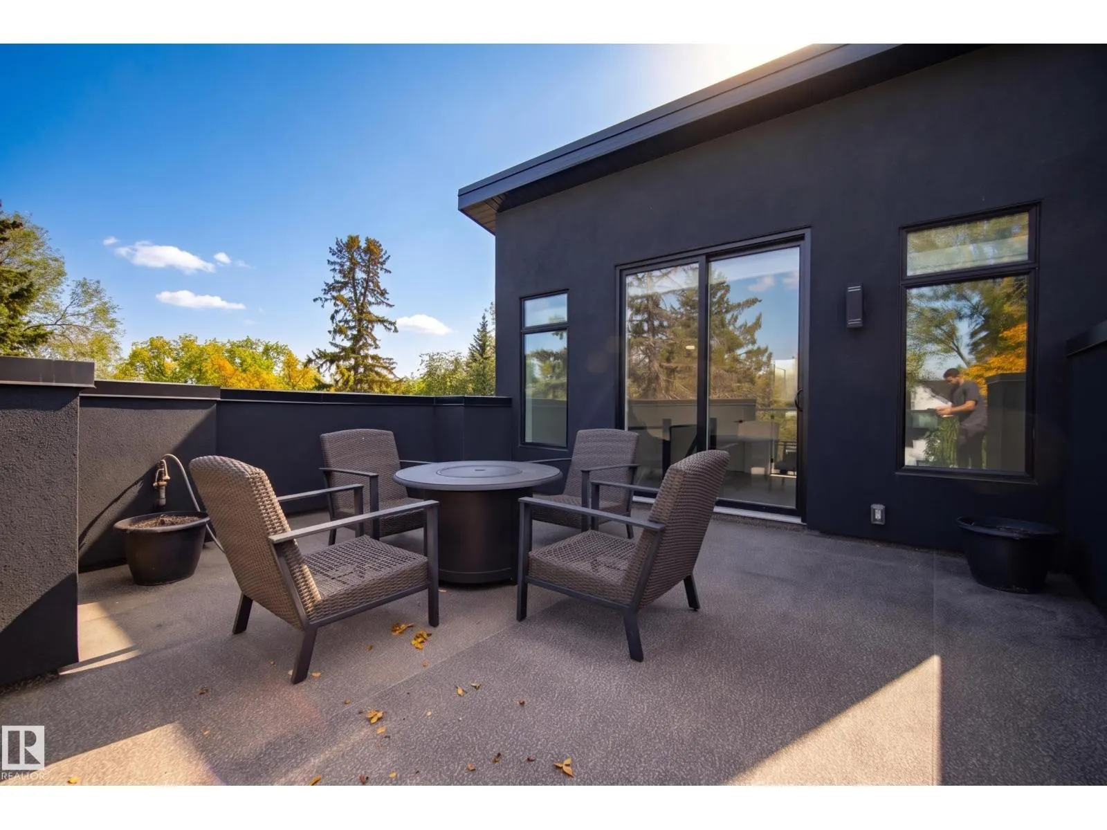 11207 75 AV NW
