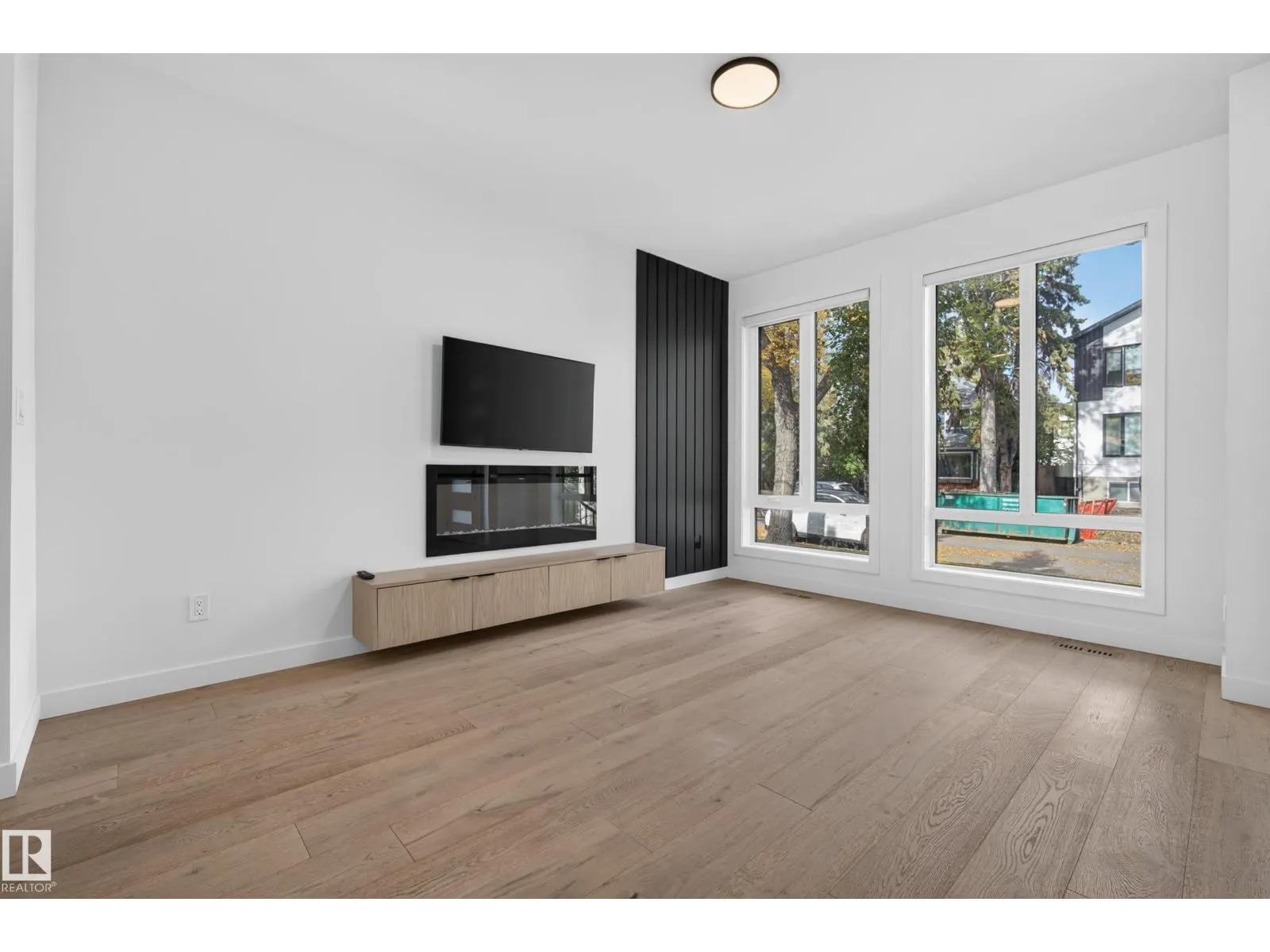 11207 75 AV NW