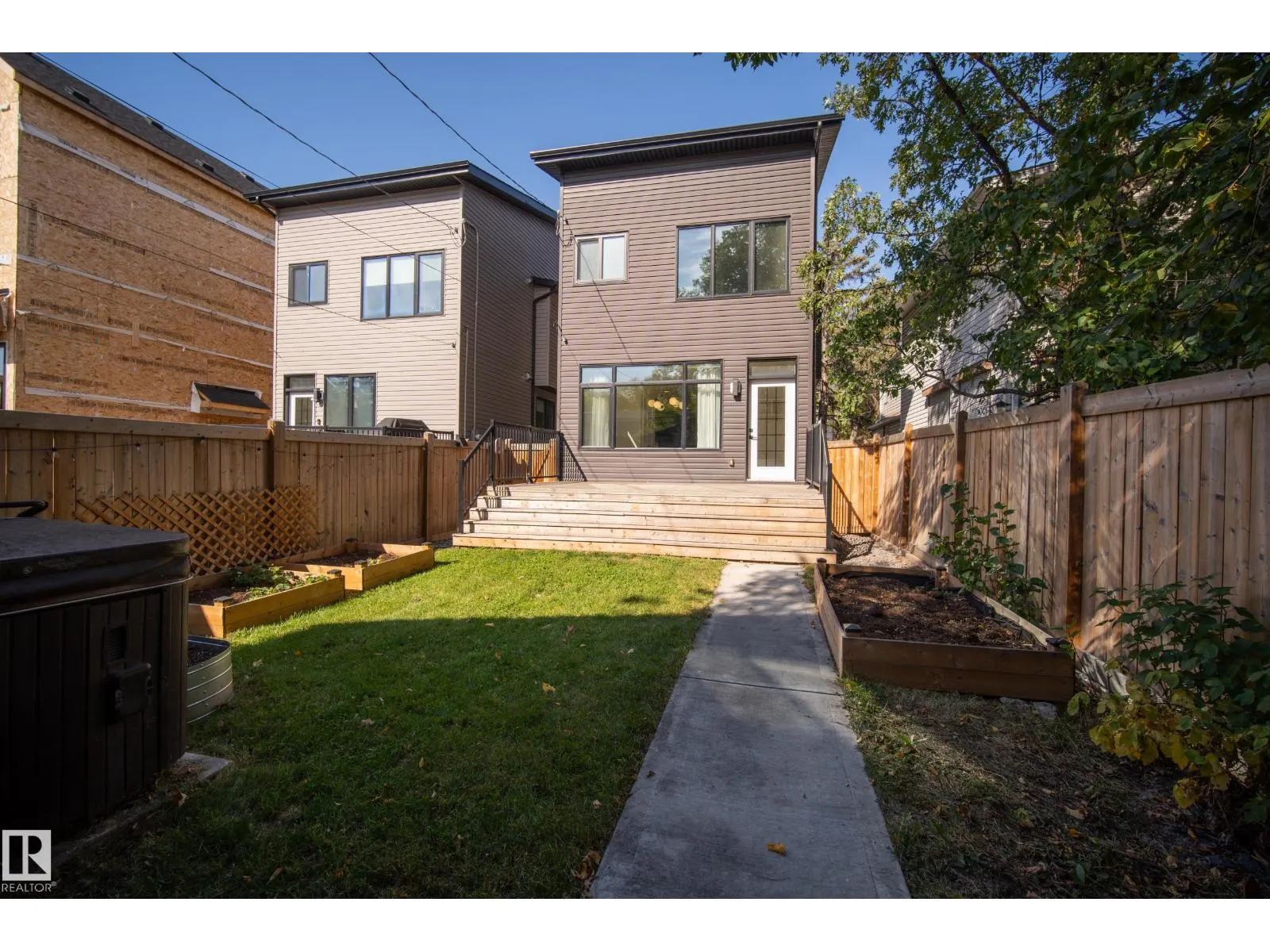 11207 75 AV NW