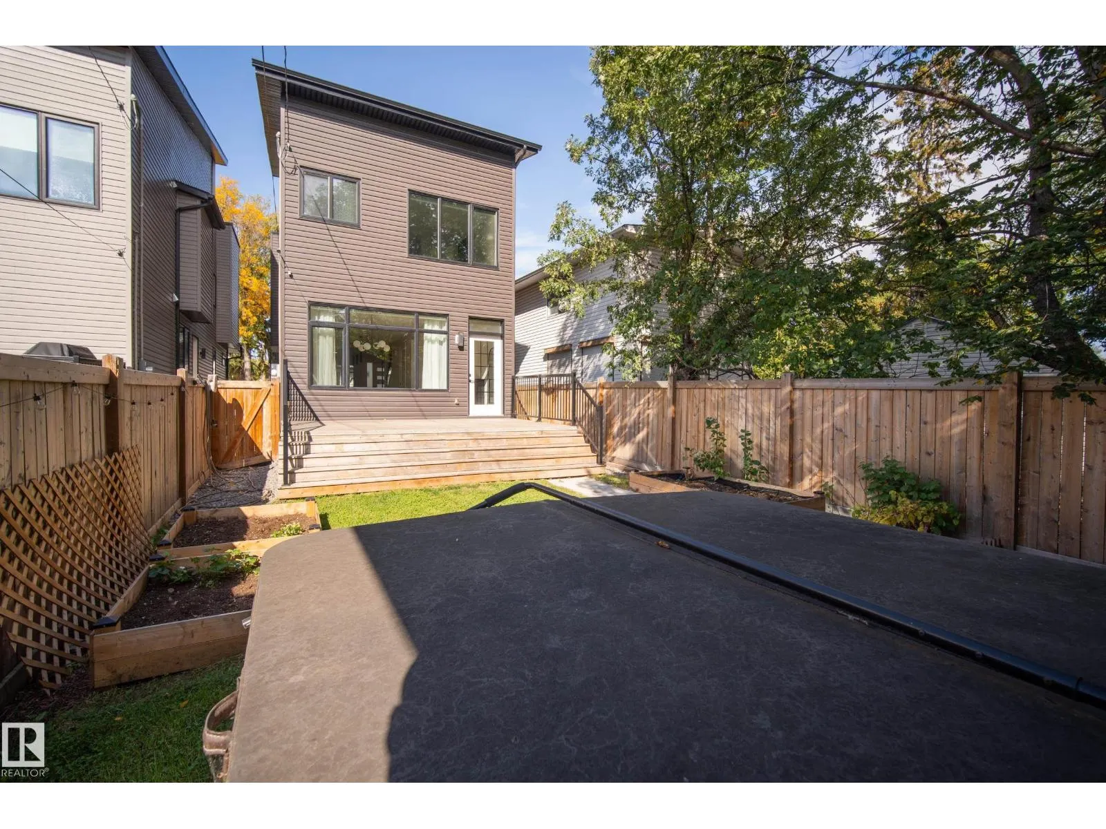 11207 75 AV NW