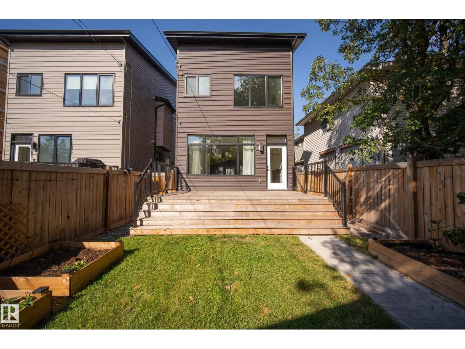 11207 75 AV NW