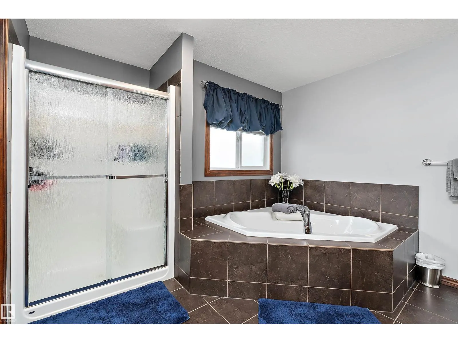 87 LAMPLIGHT DR