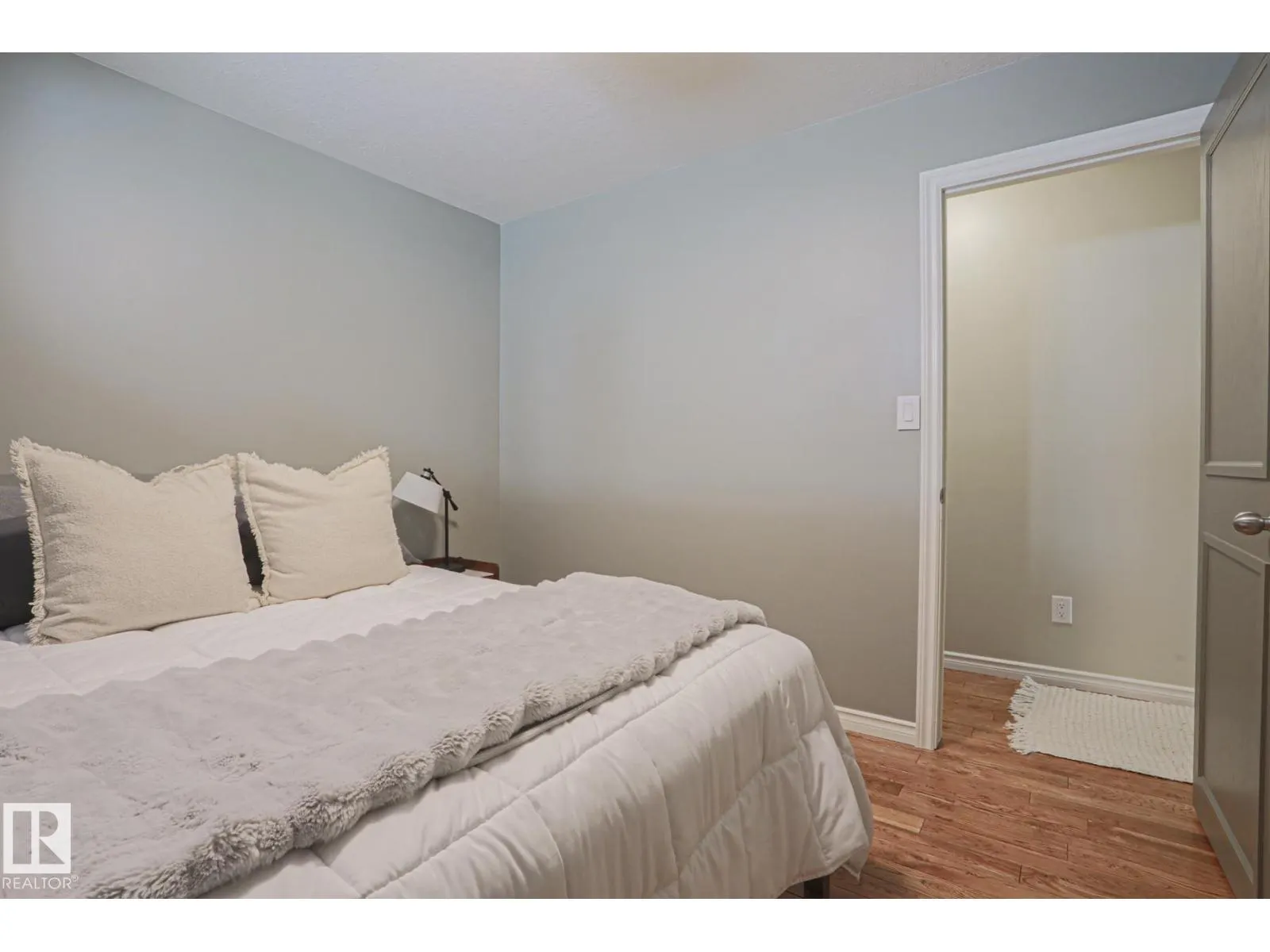 2 Hillview CR NE