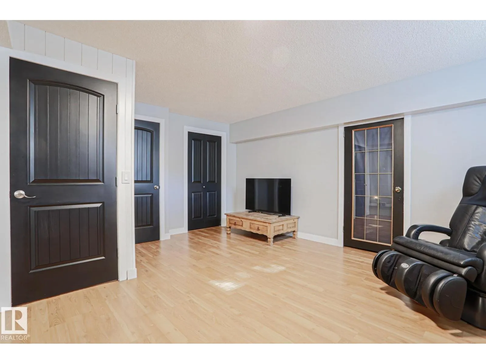 2 Hillview CR NE