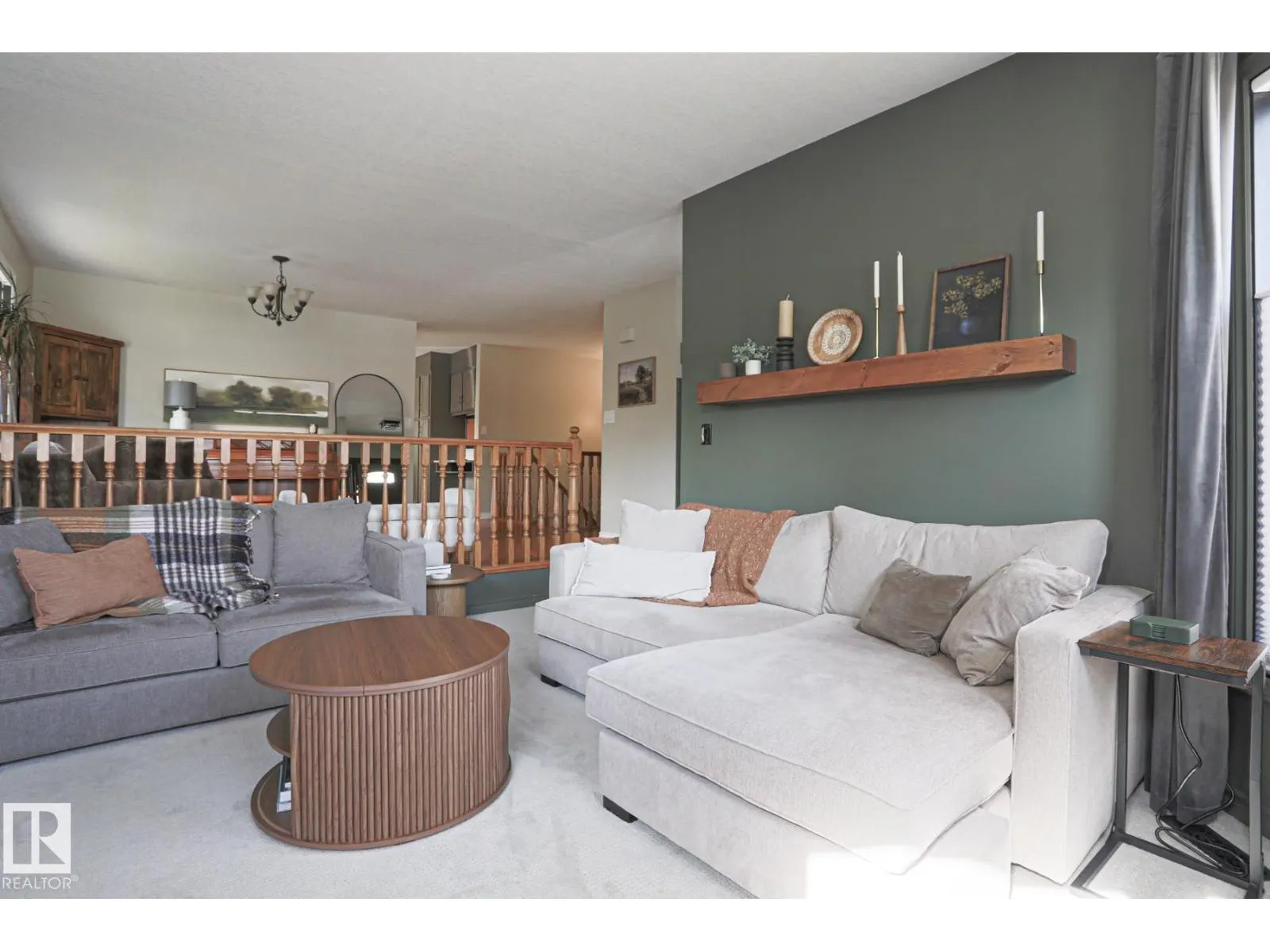 2 Hillview CR NE