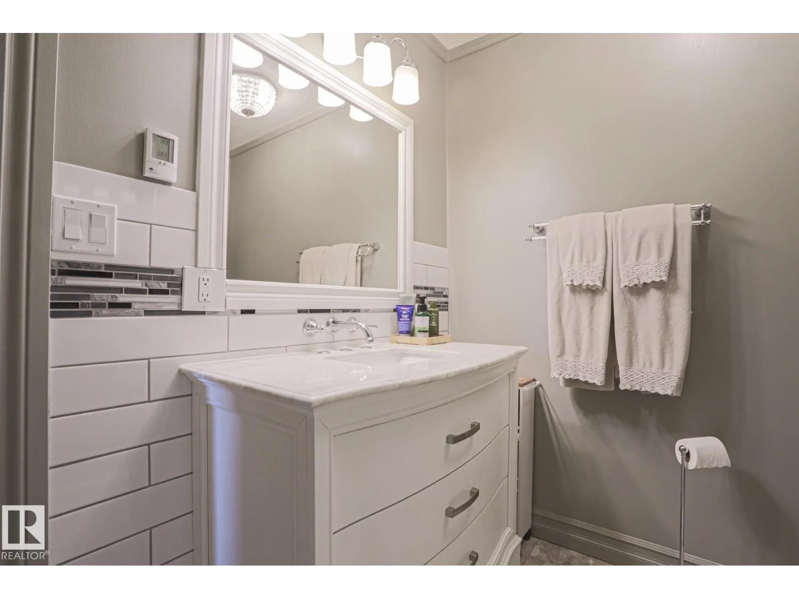 2 Hillview CR NE