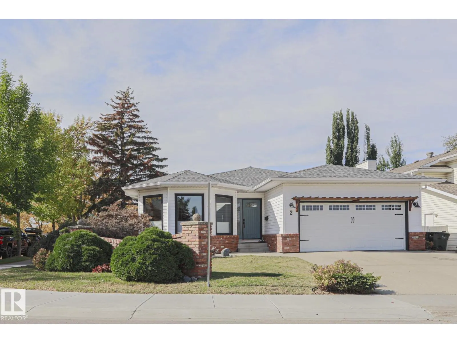 2 Hillview CR NE