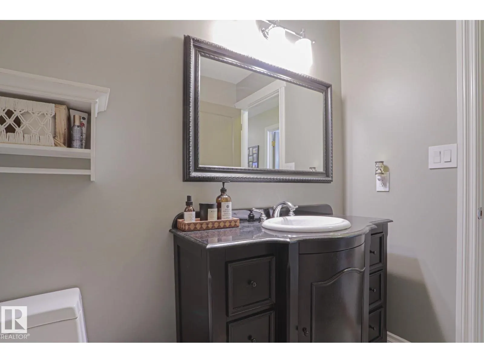 2 Hillview CR NE