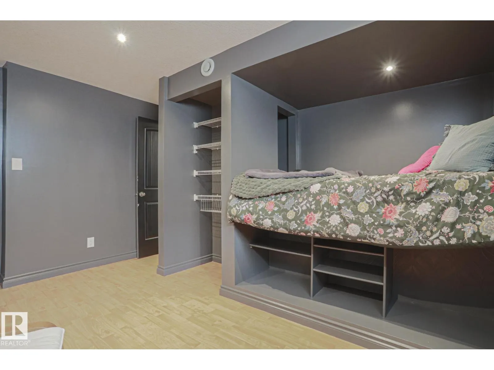 2 Hillview CR NE