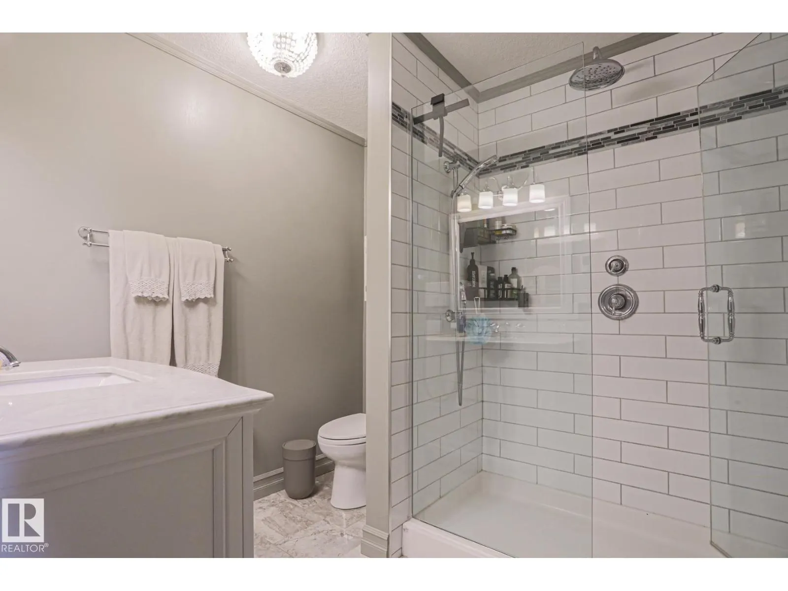 2 Hillview CR NE