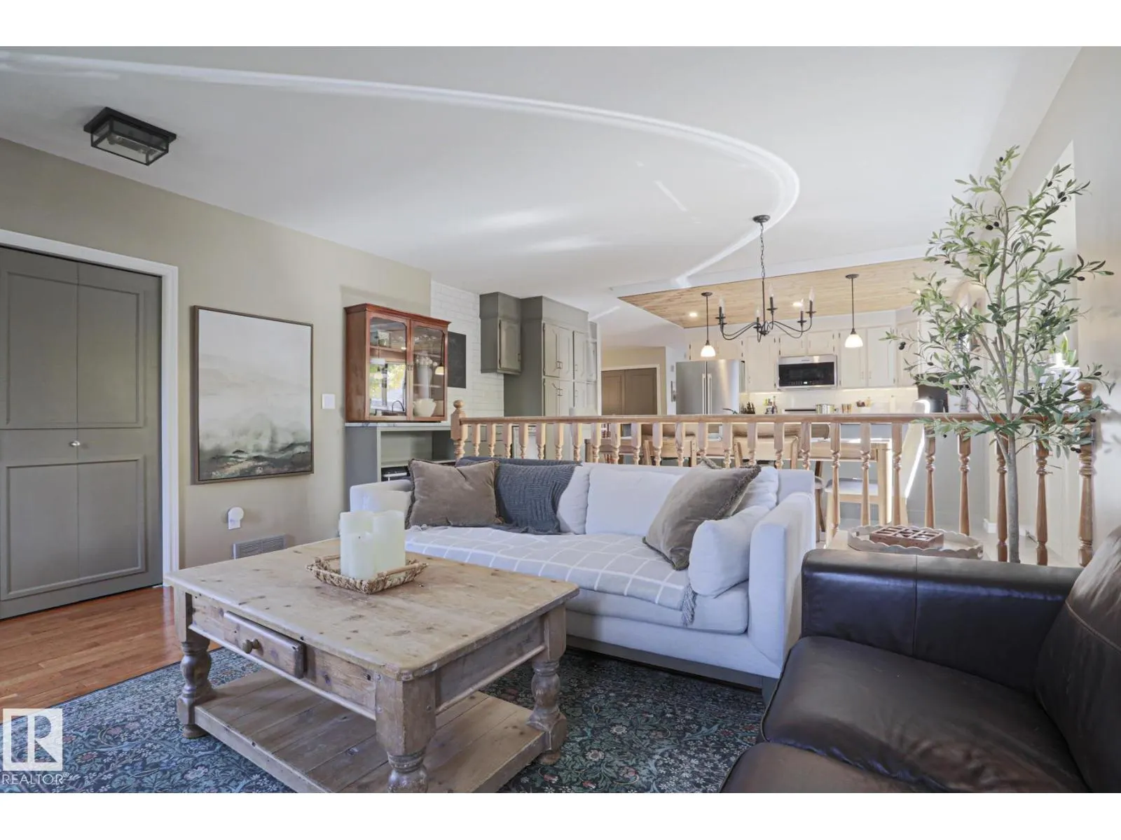 2 Hillview CR NE