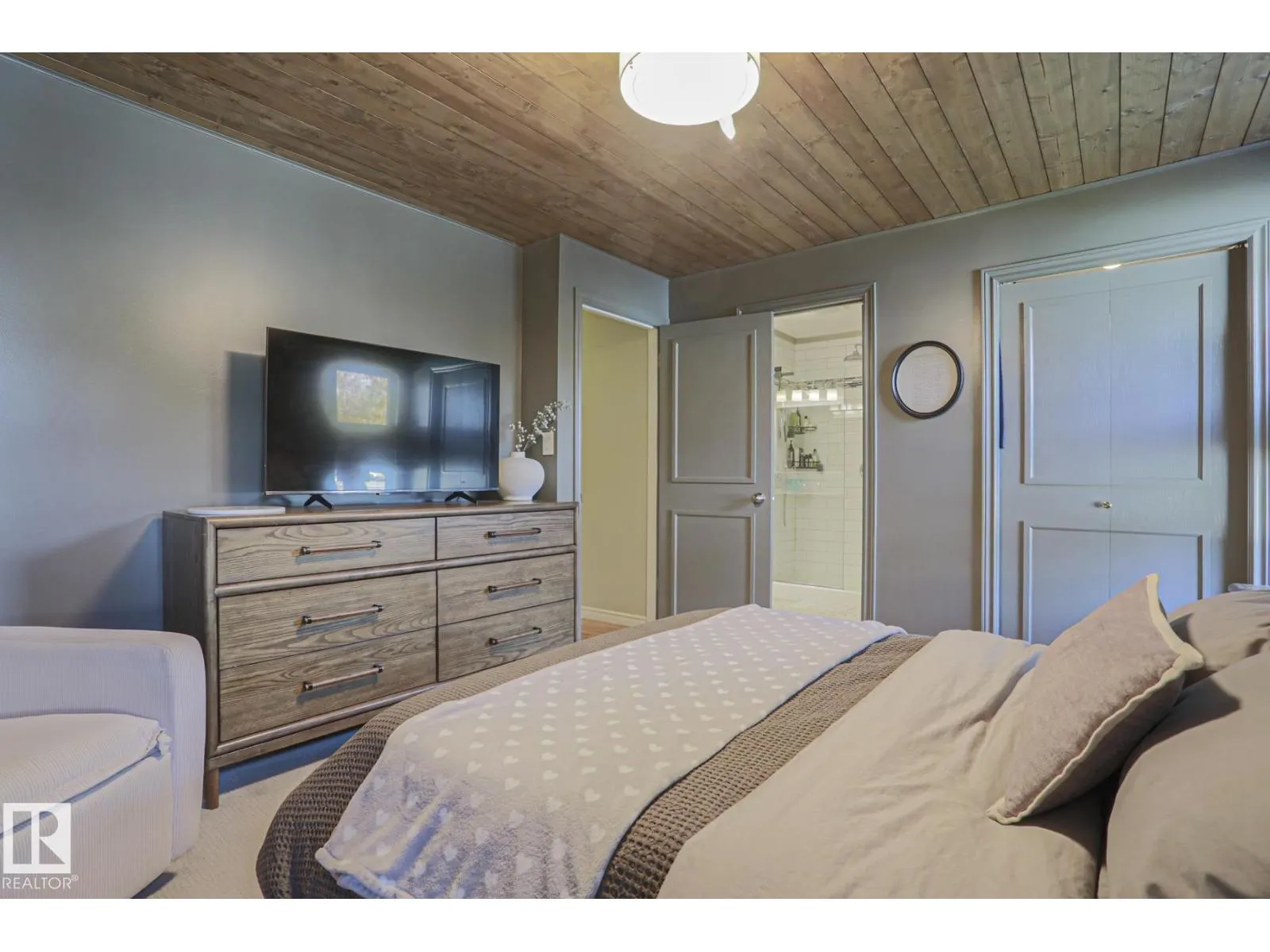 2 Hillview CR NE