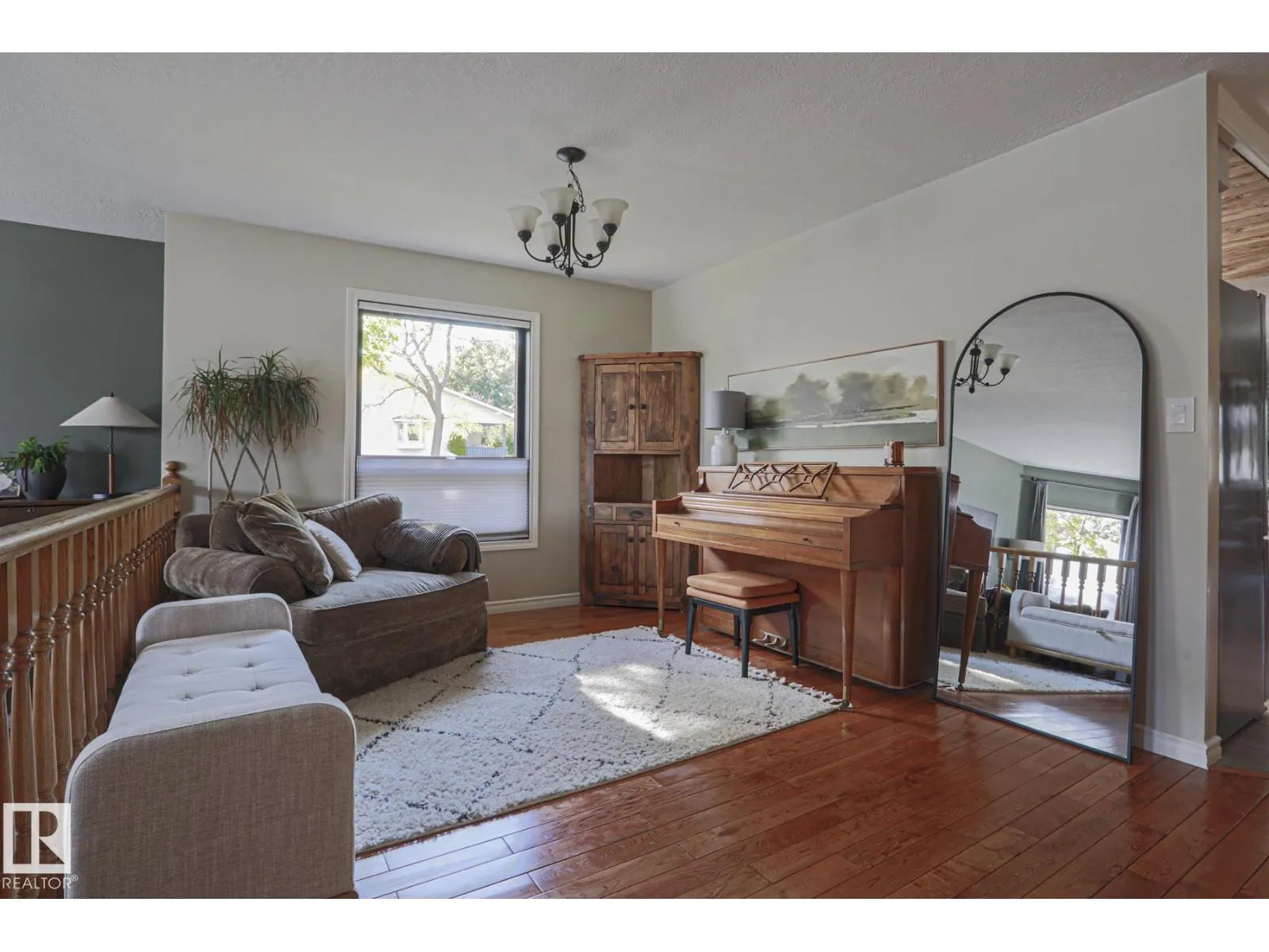 2 Hillview CR NE