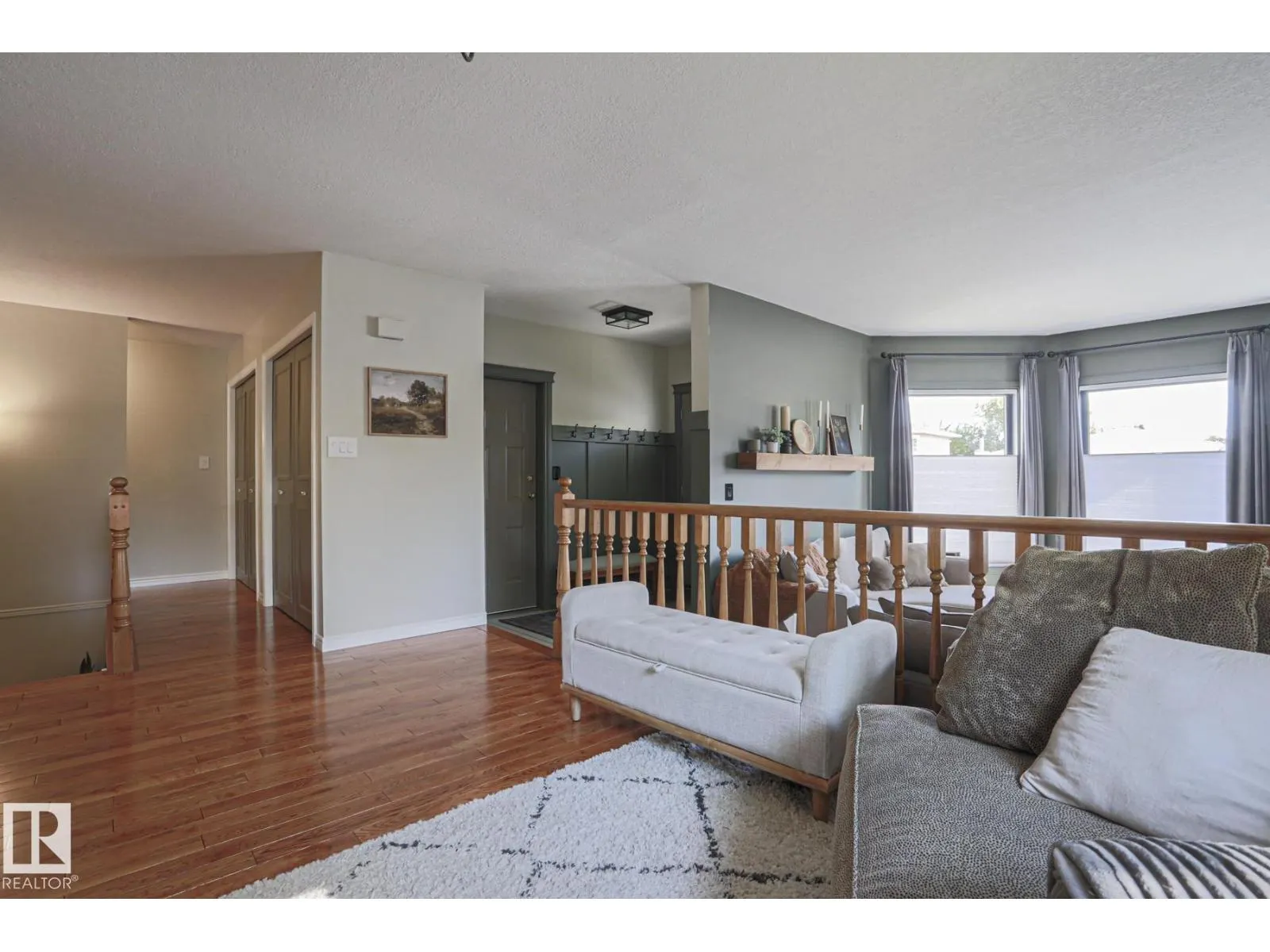 2 Hillview CR NE