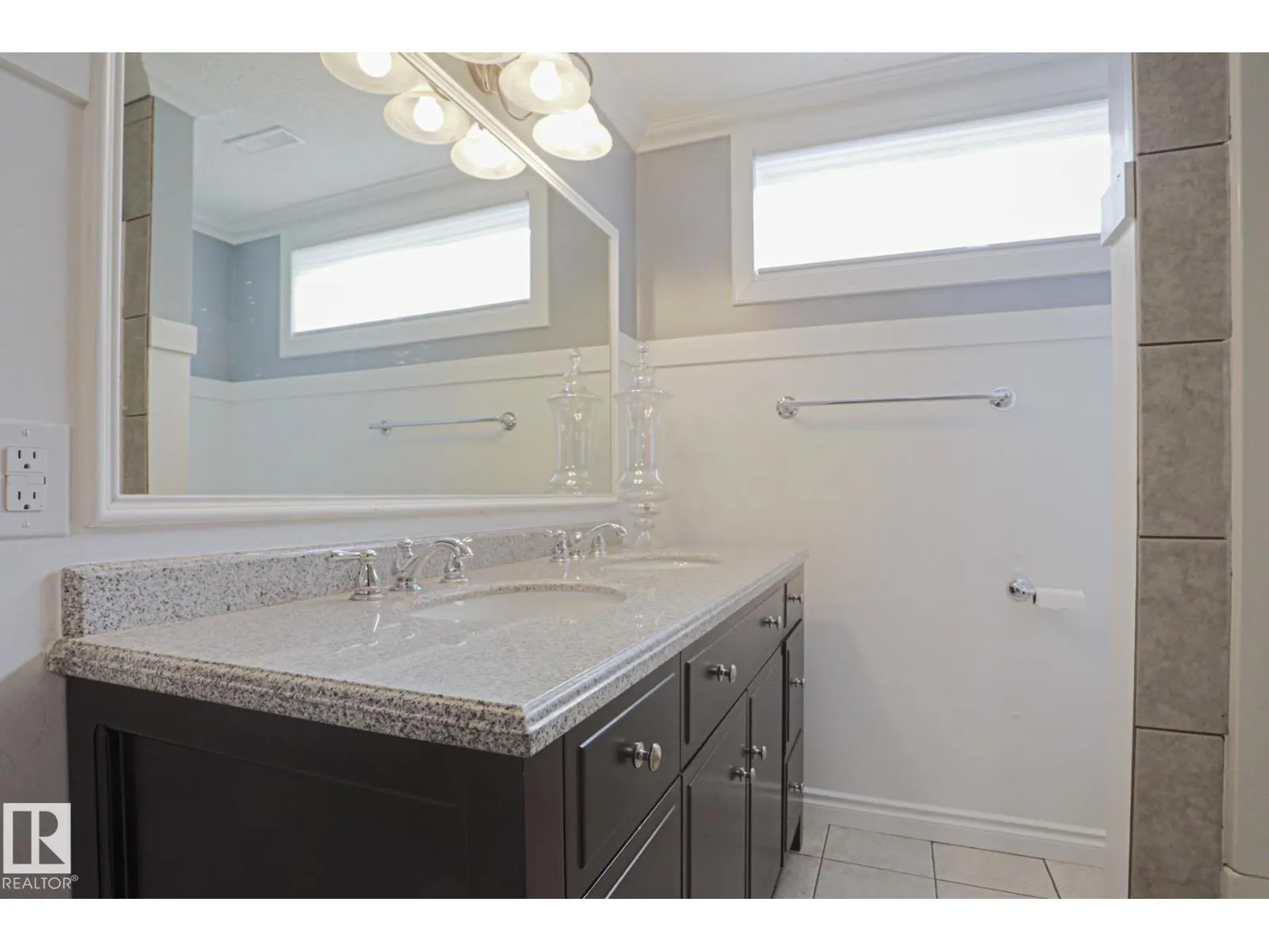 2 Hillview CR NE