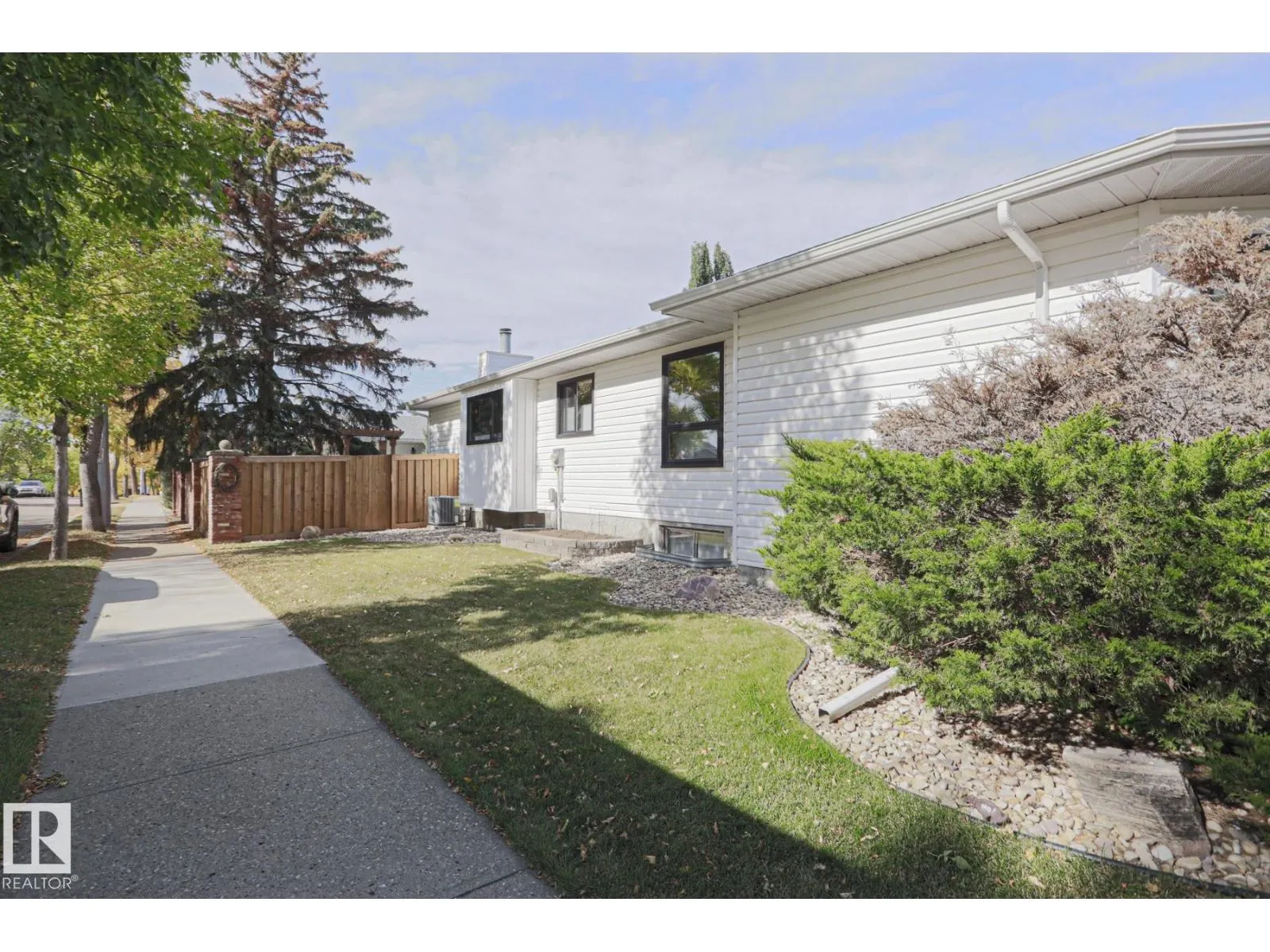 2 Hillview CR NE