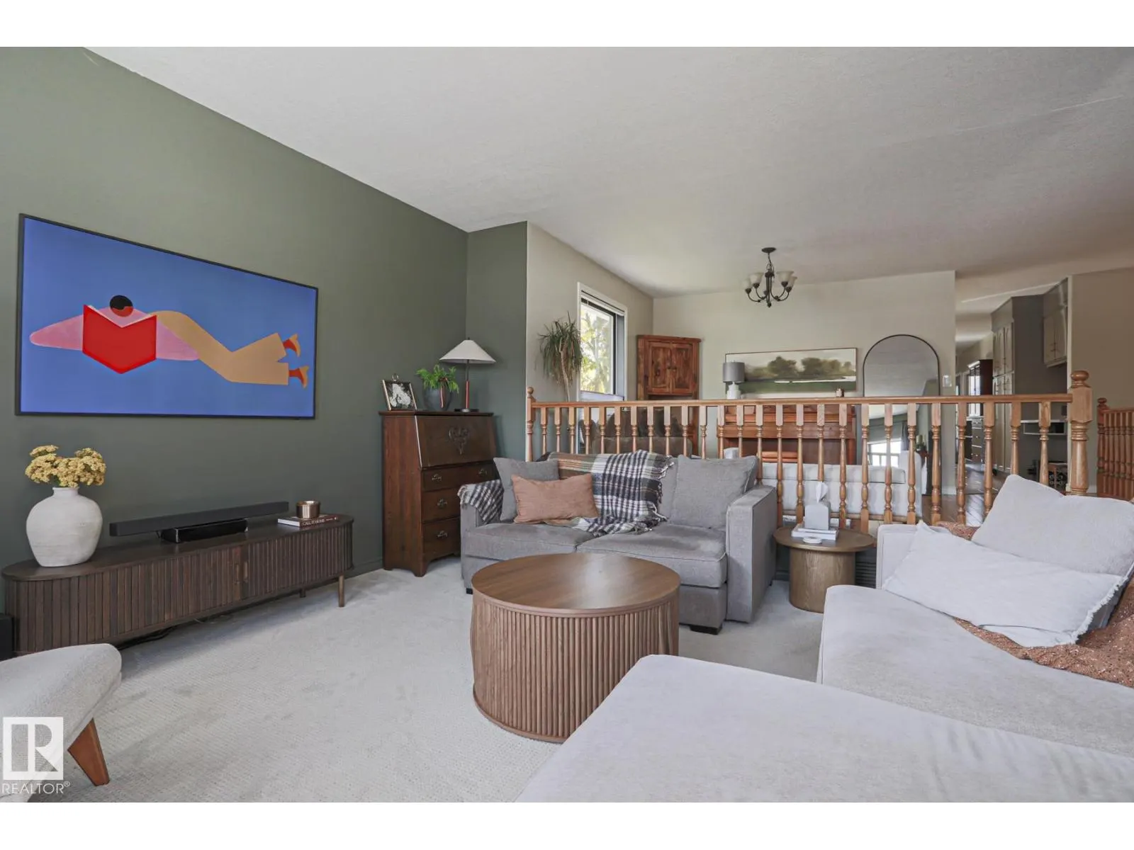 2 Hillview CR NE