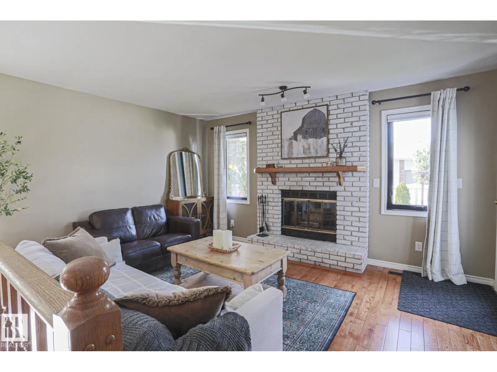 2 Hillview CR NE