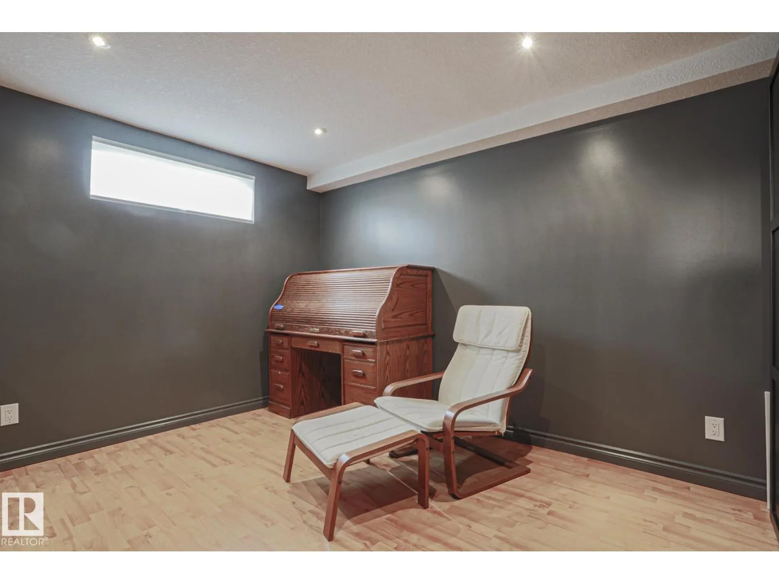 2 Hillview CR NE