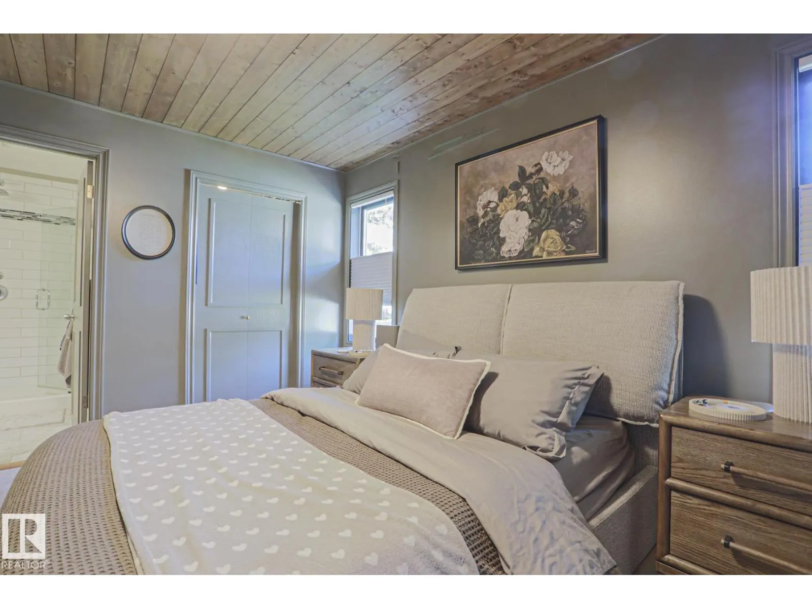 2 Hillview CR NE
