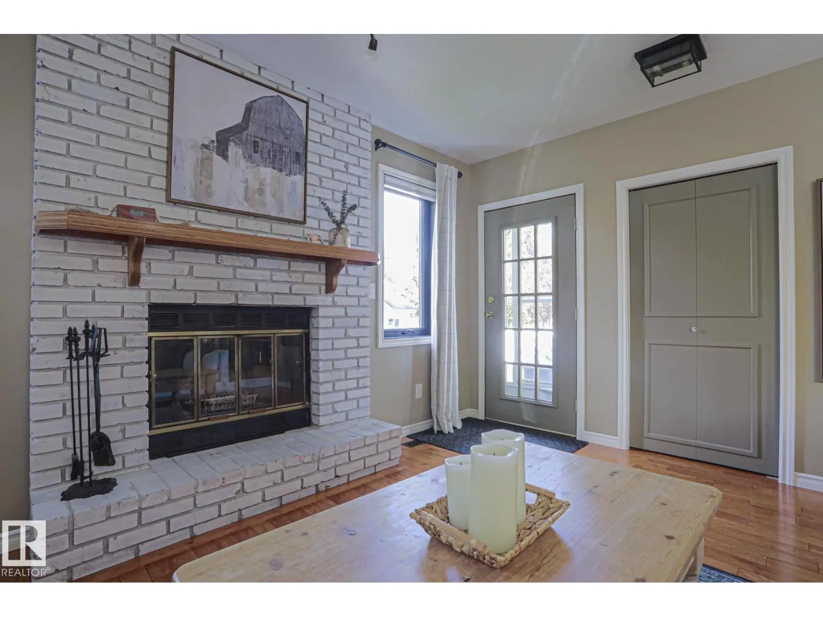 2 Hillview CR NE
