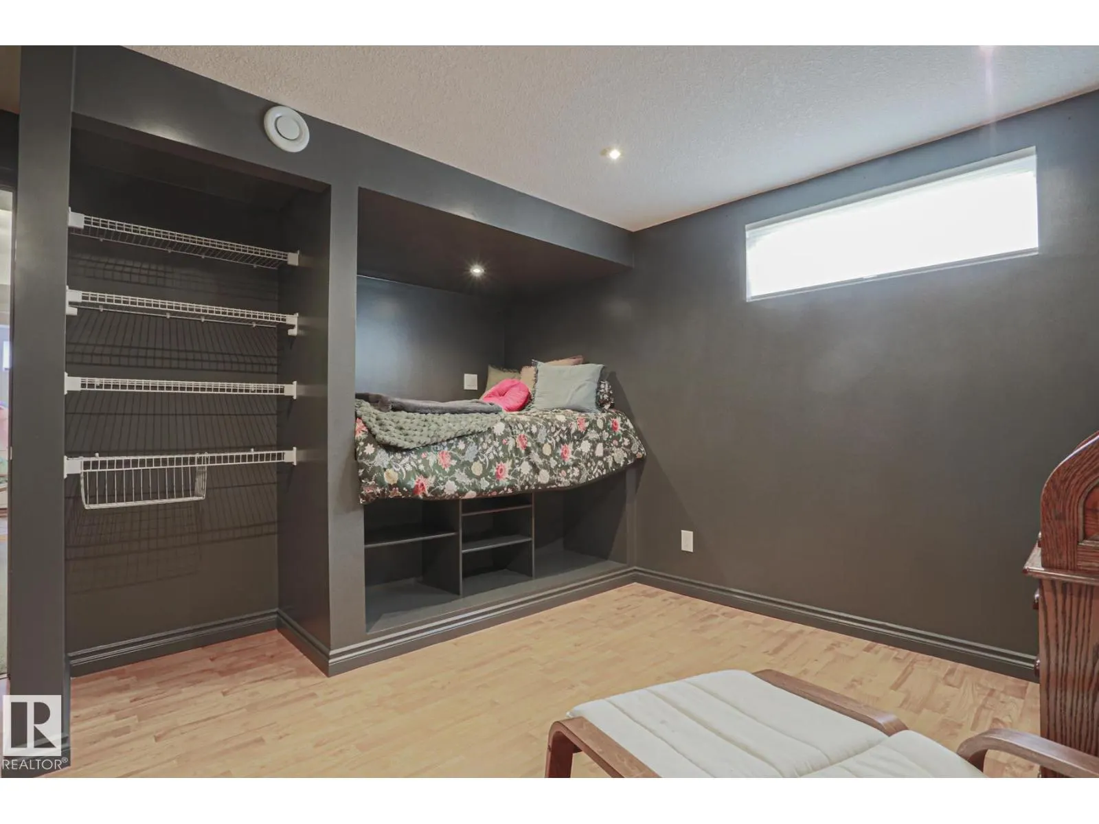 2 Hillview CR NE