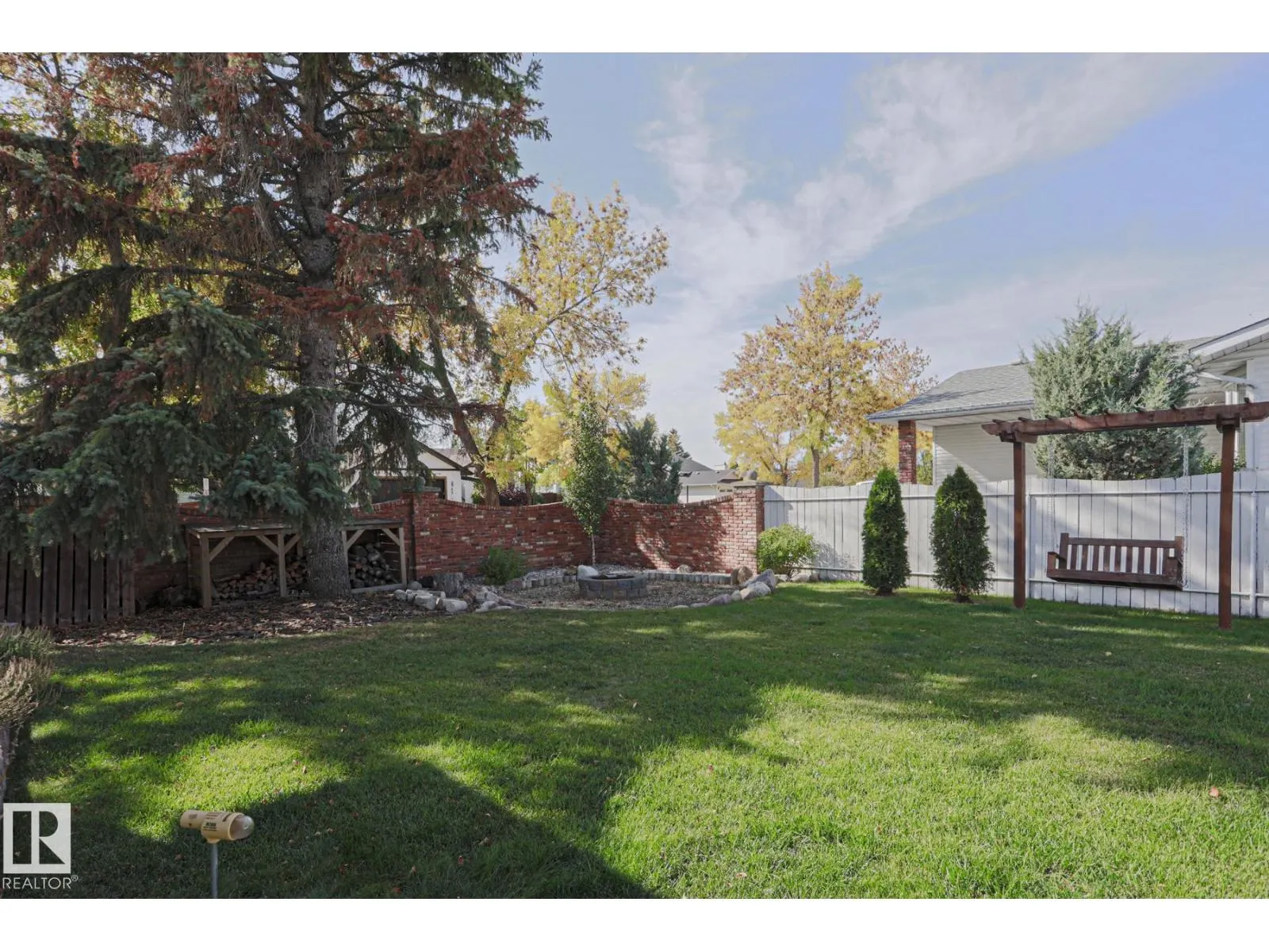2 Hillview CR NE
