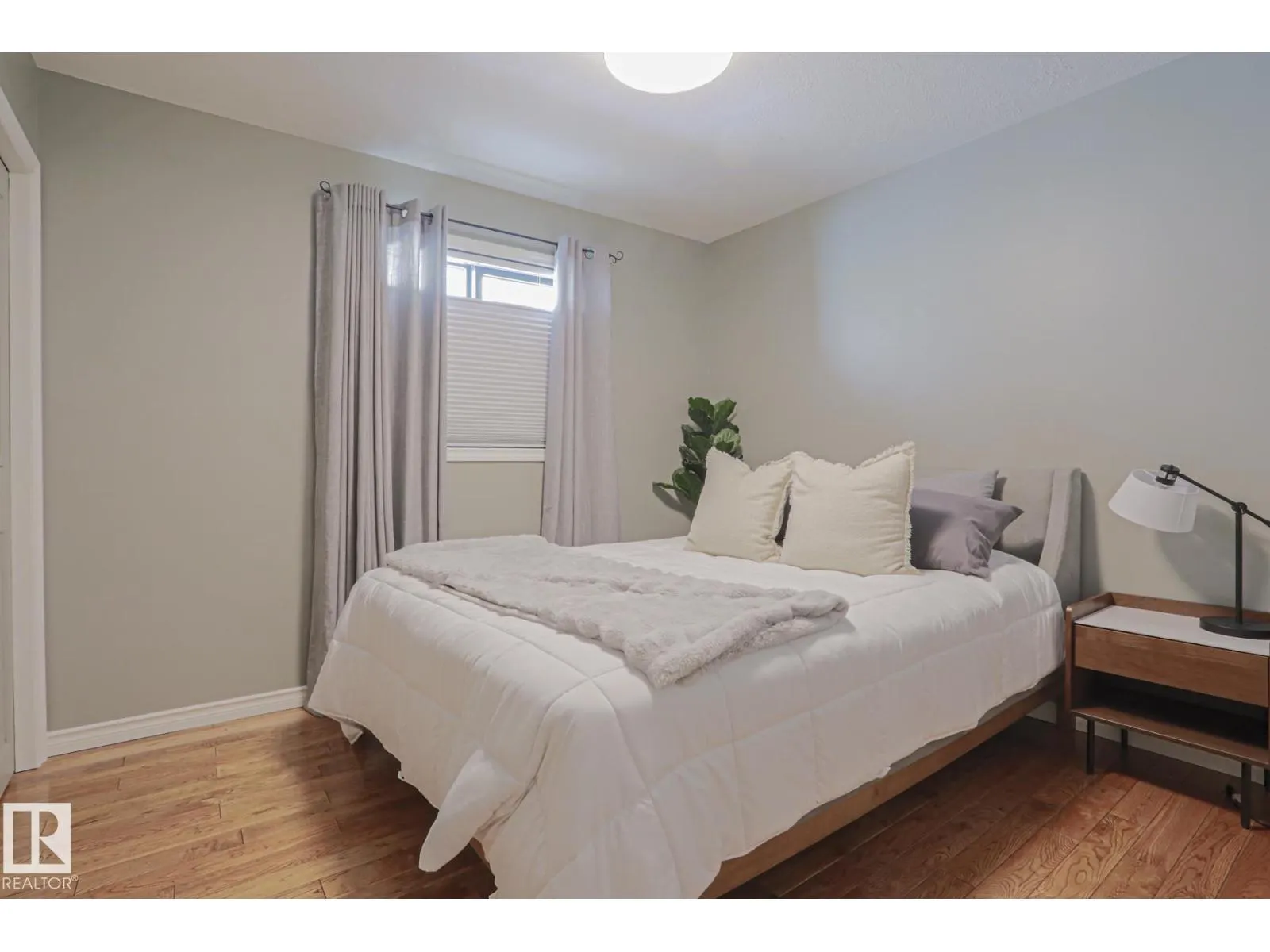 2 Hillview CR NE