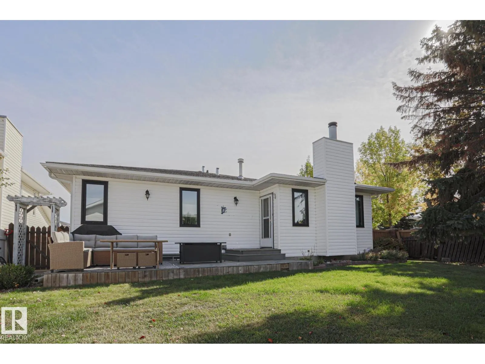 2 Hillview CR NE