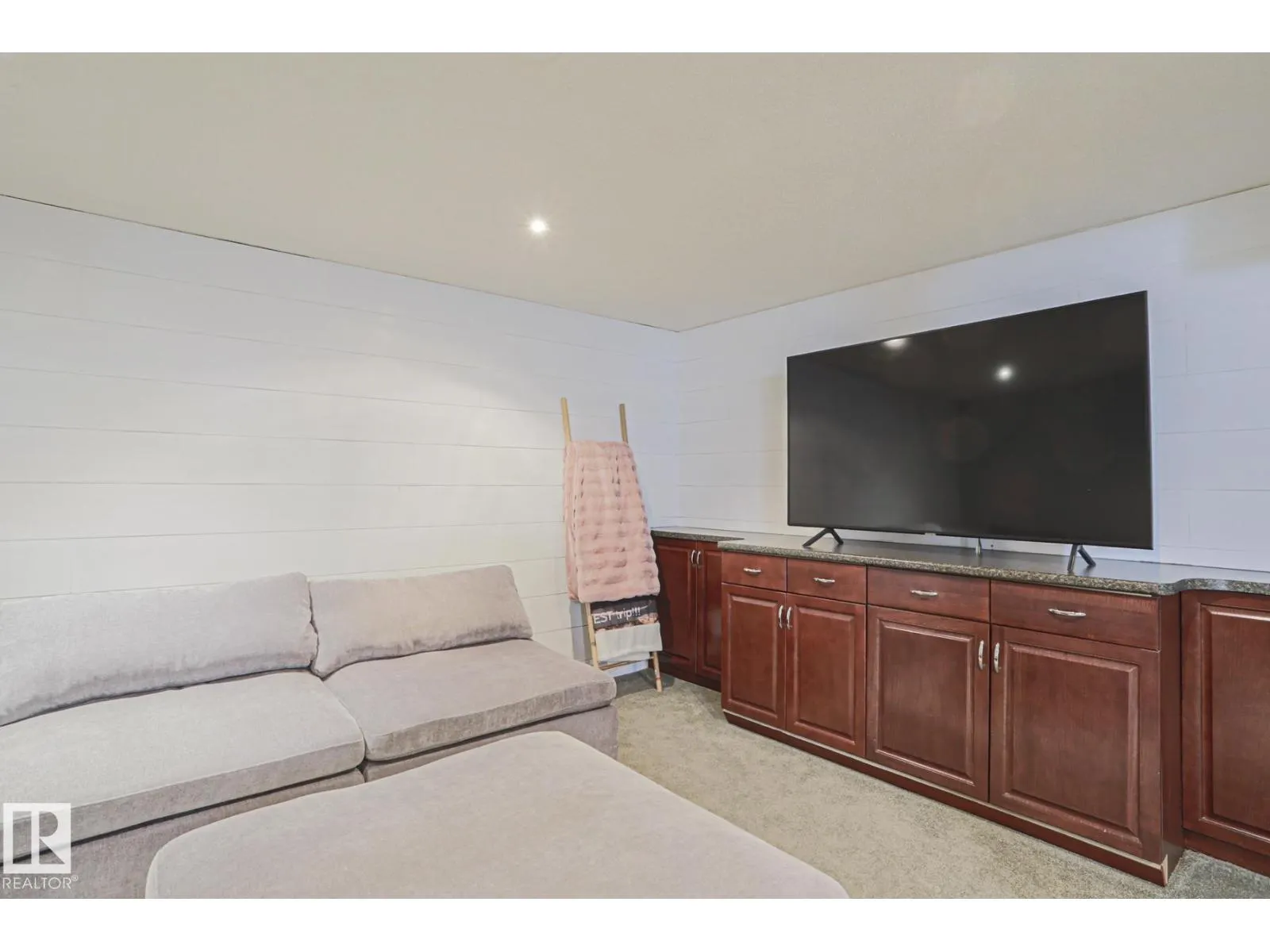 2 Hillview CR NE