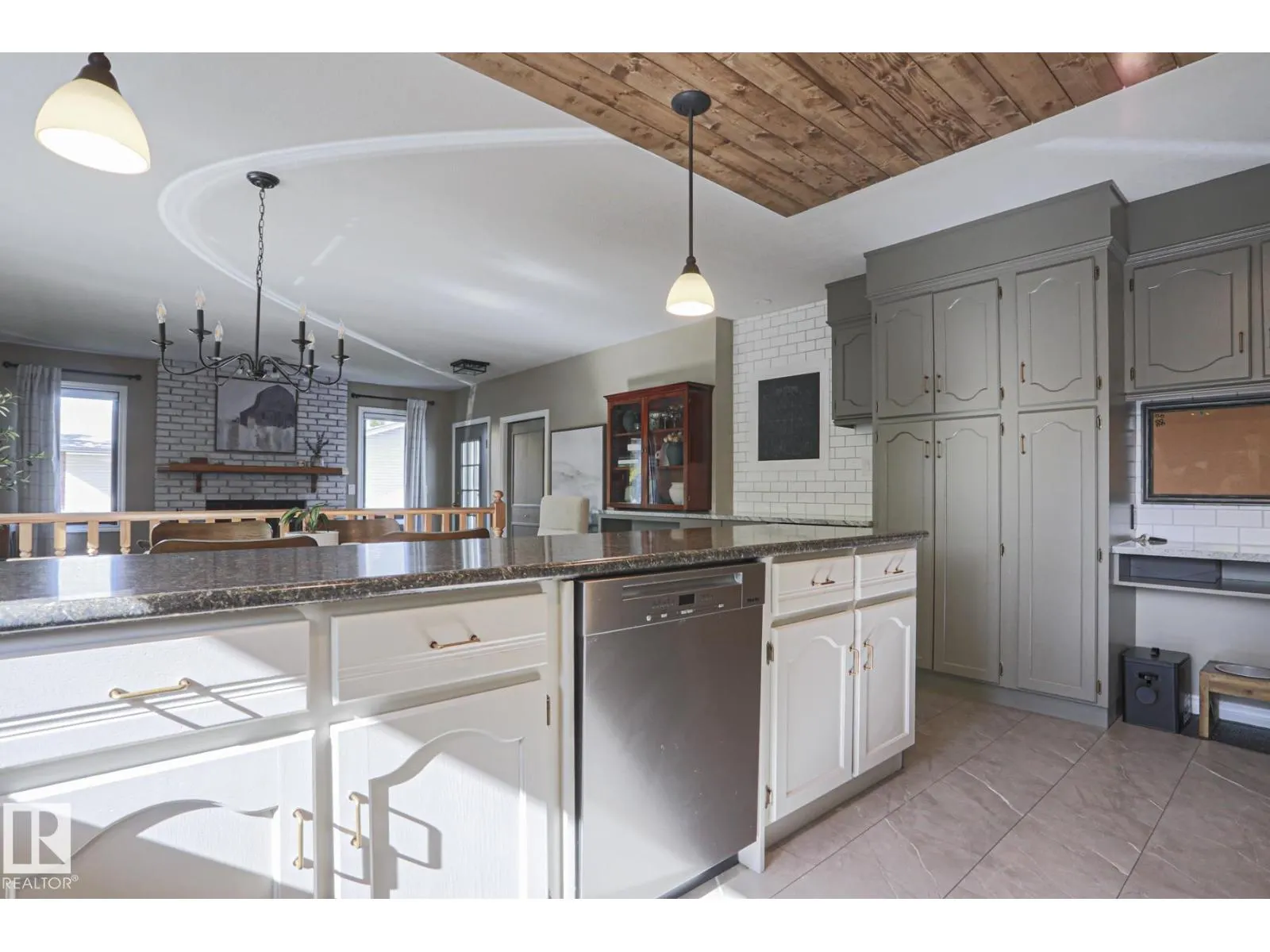 2 Hillview CR NE