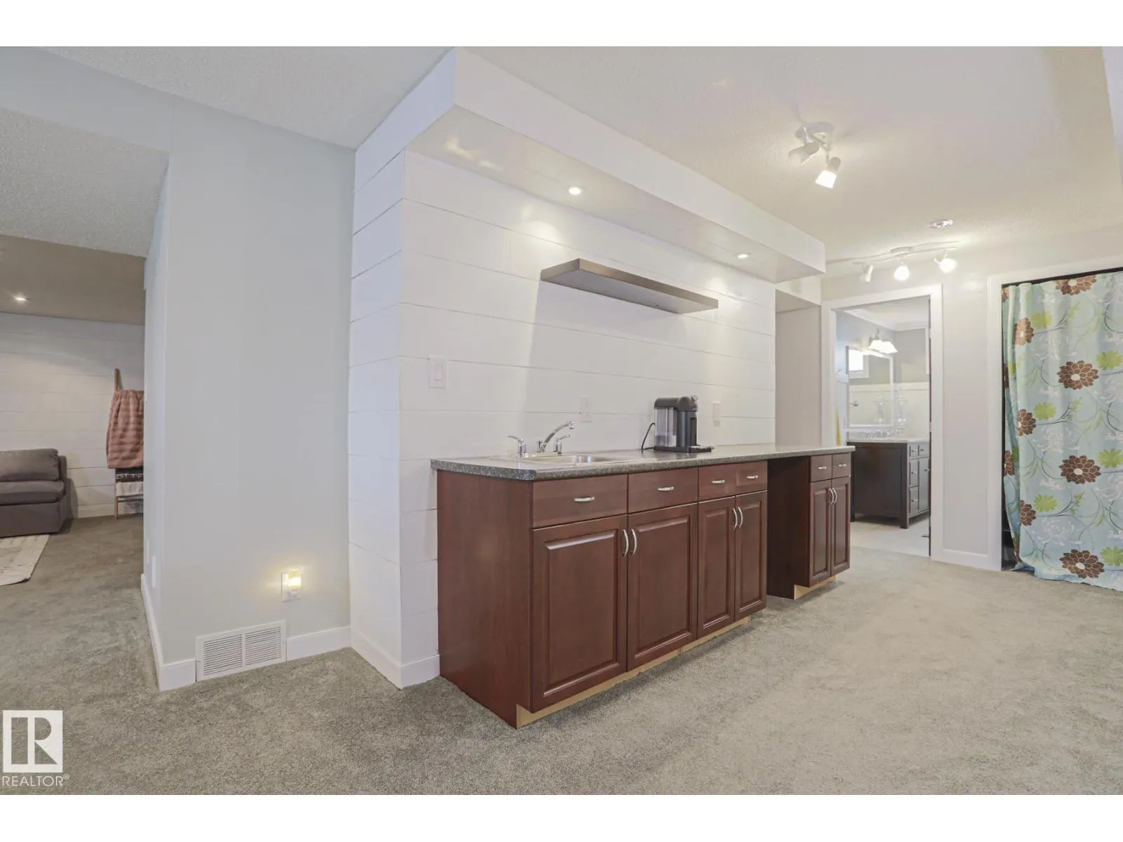2 Hillview CR NE