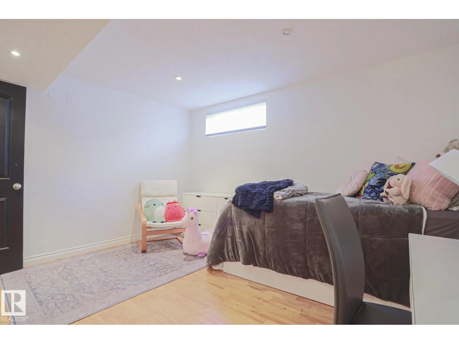 2 Hillview CR NE