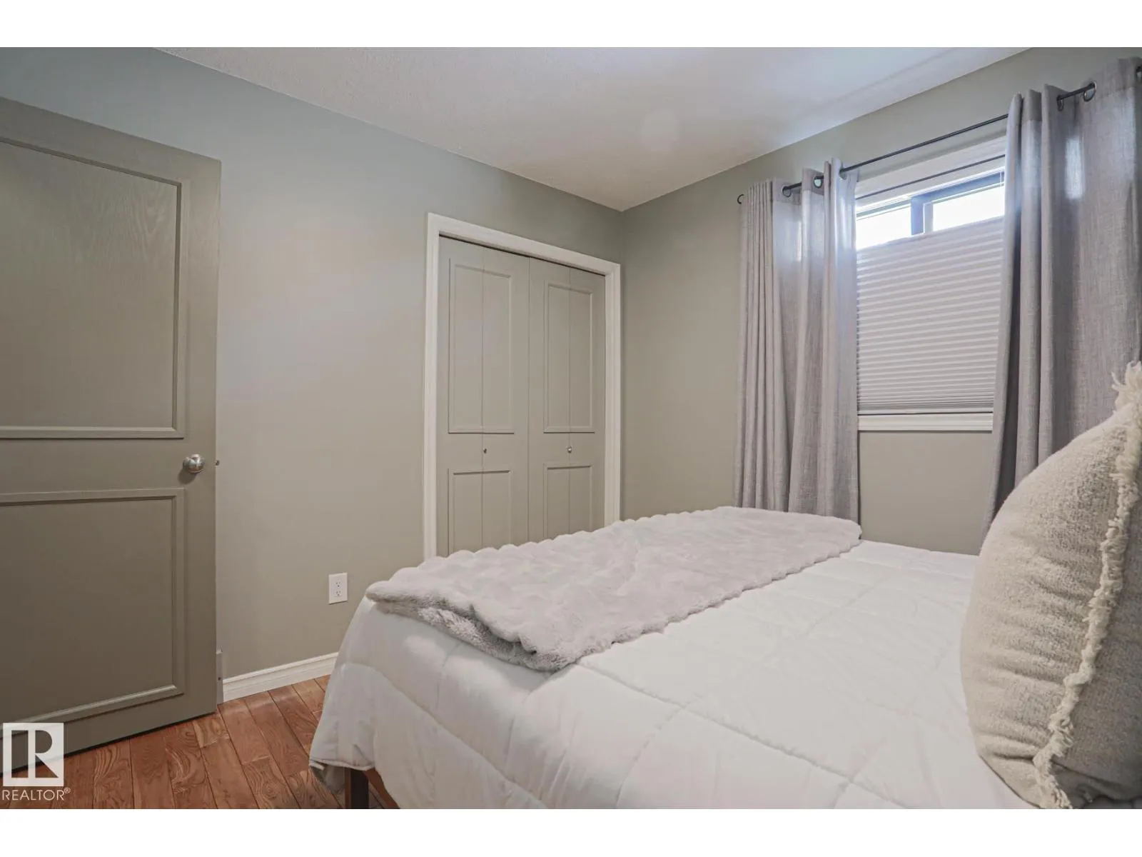 2 Hillview CR NE
