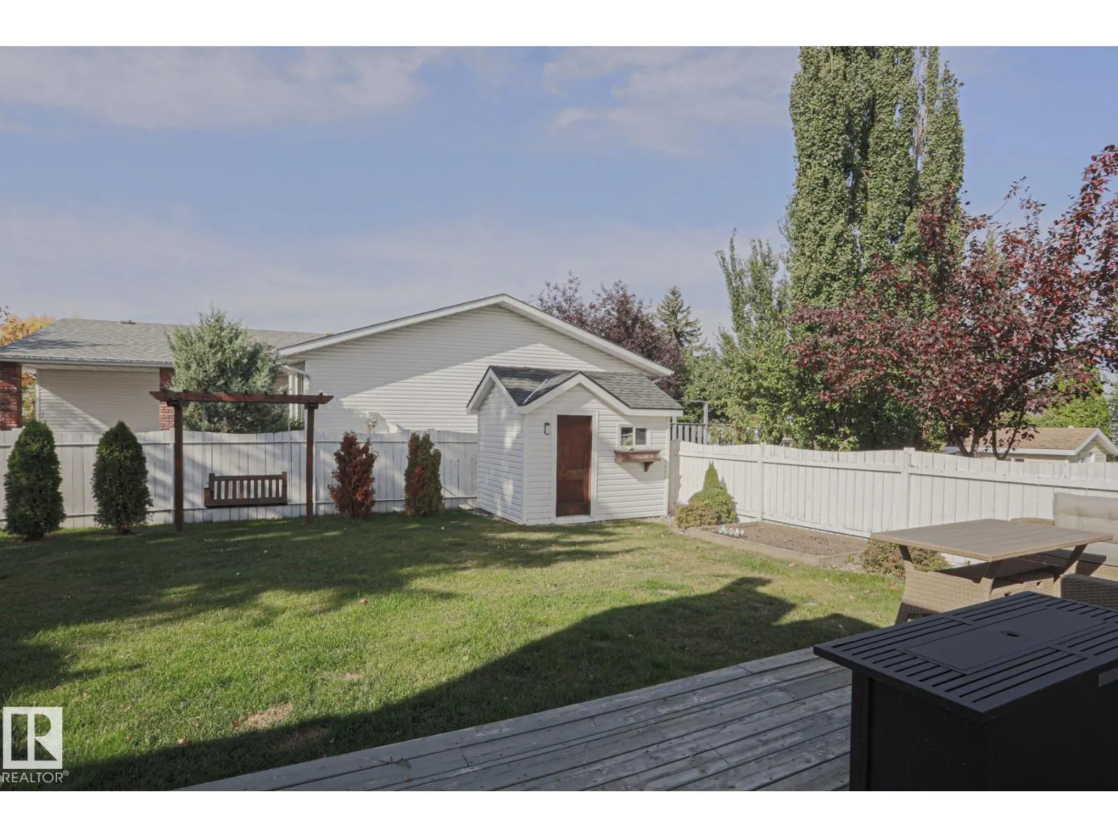 2 Hillview CR NE