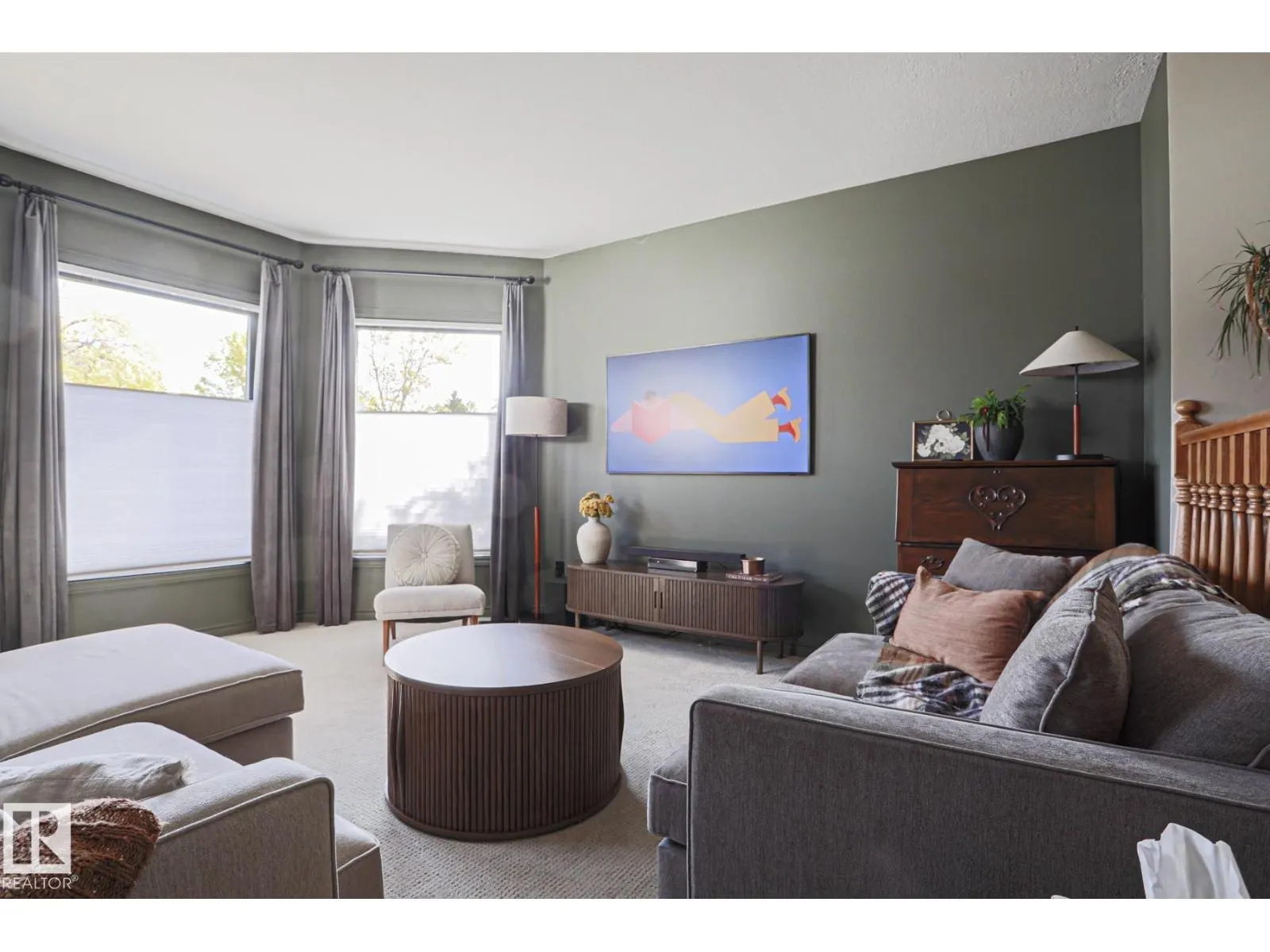 2 Hillview CR NE