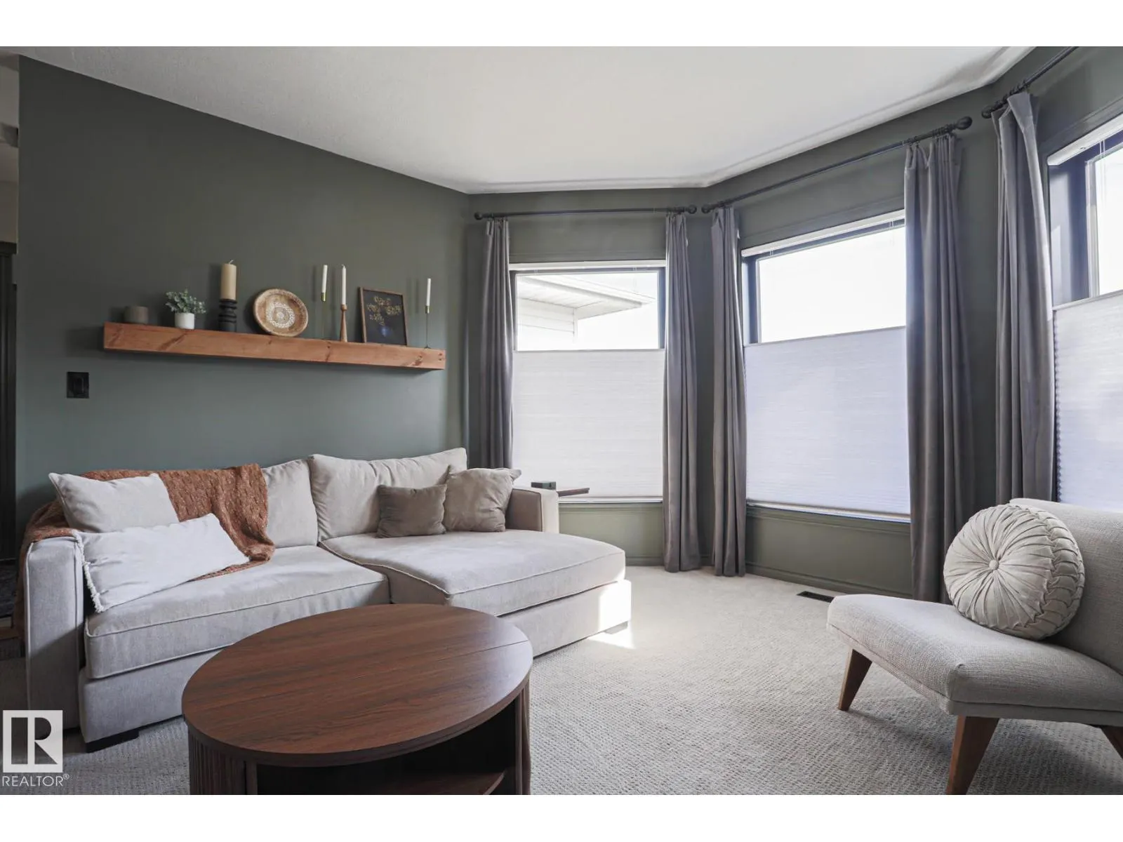 2 Hillview CR NE