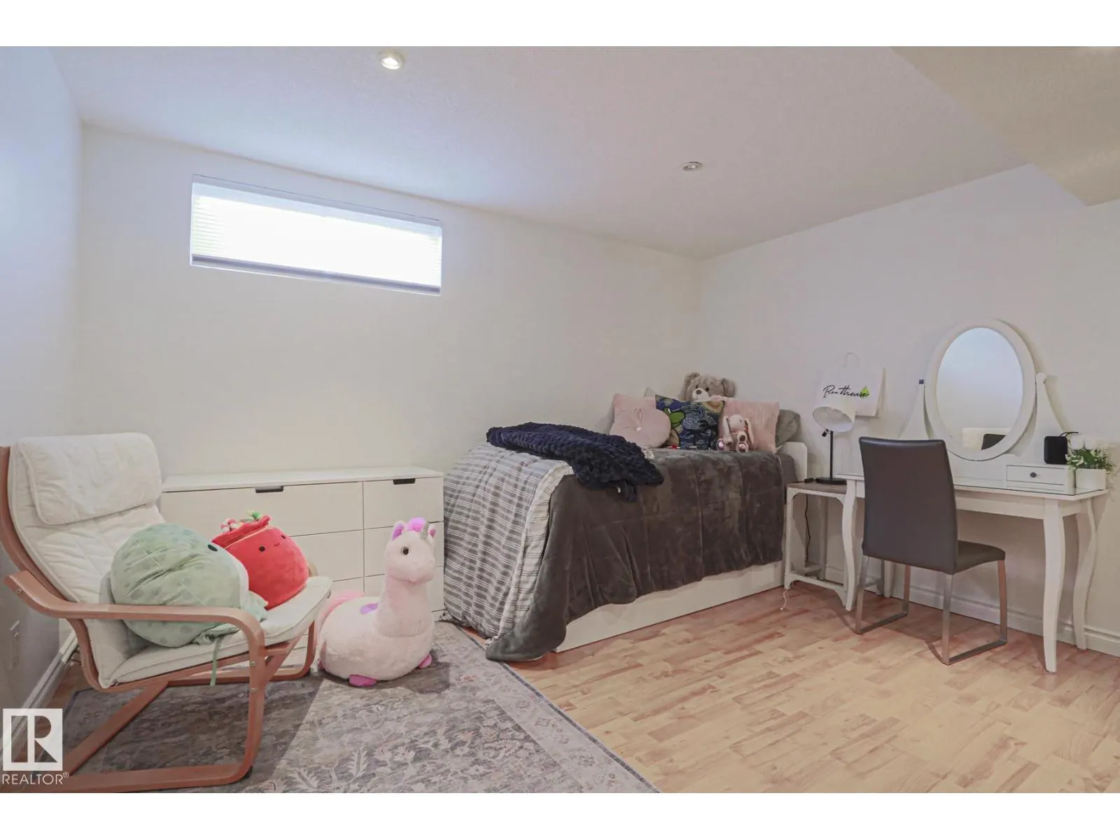2 Hillview CR NE
