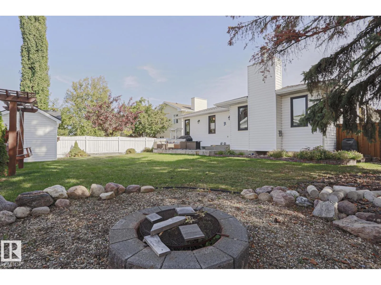 2 Hillview CR NE