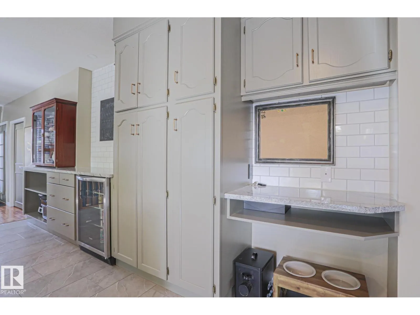 2 Hillview CR NE
