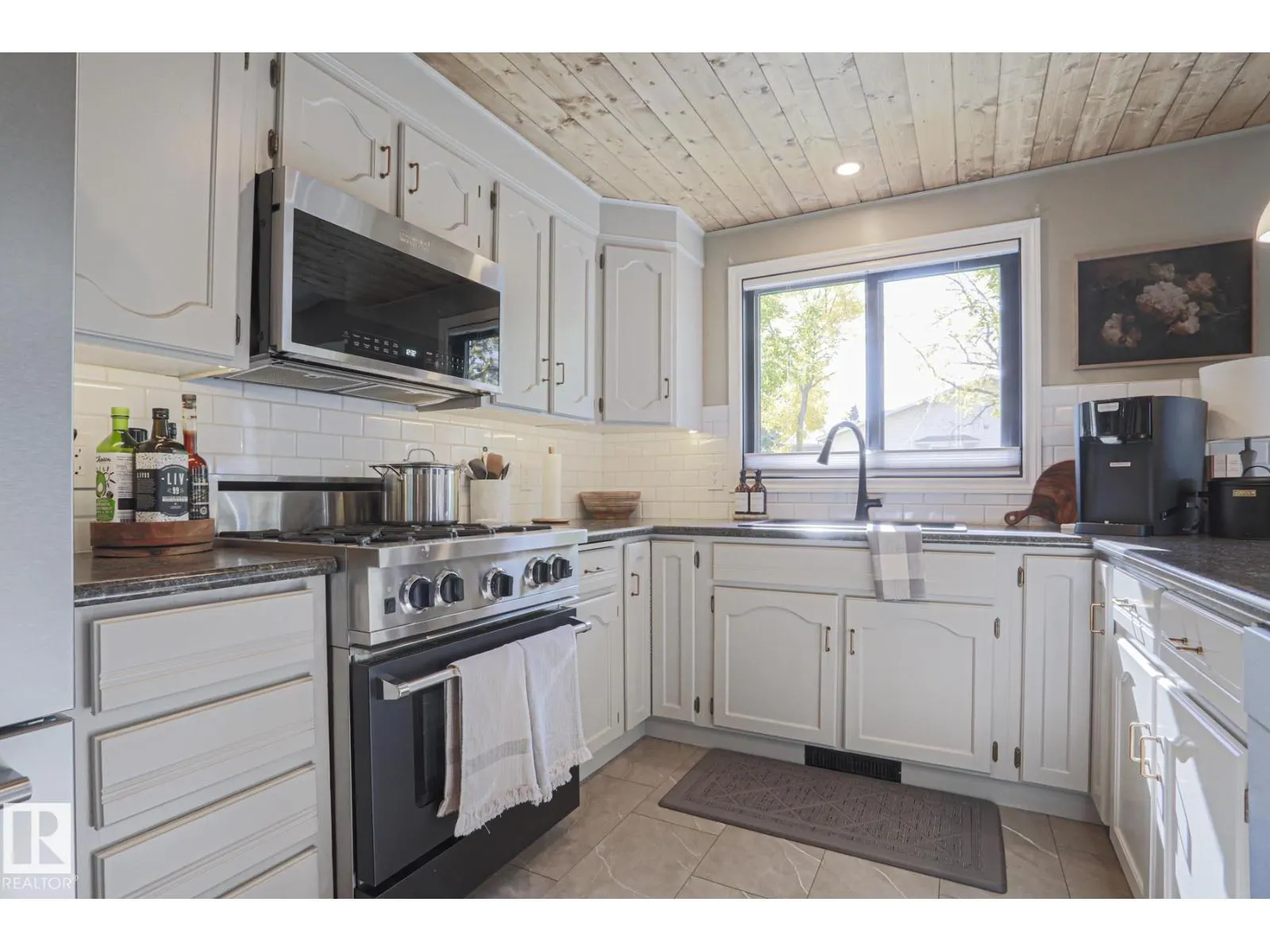 2 Hillview CR NE