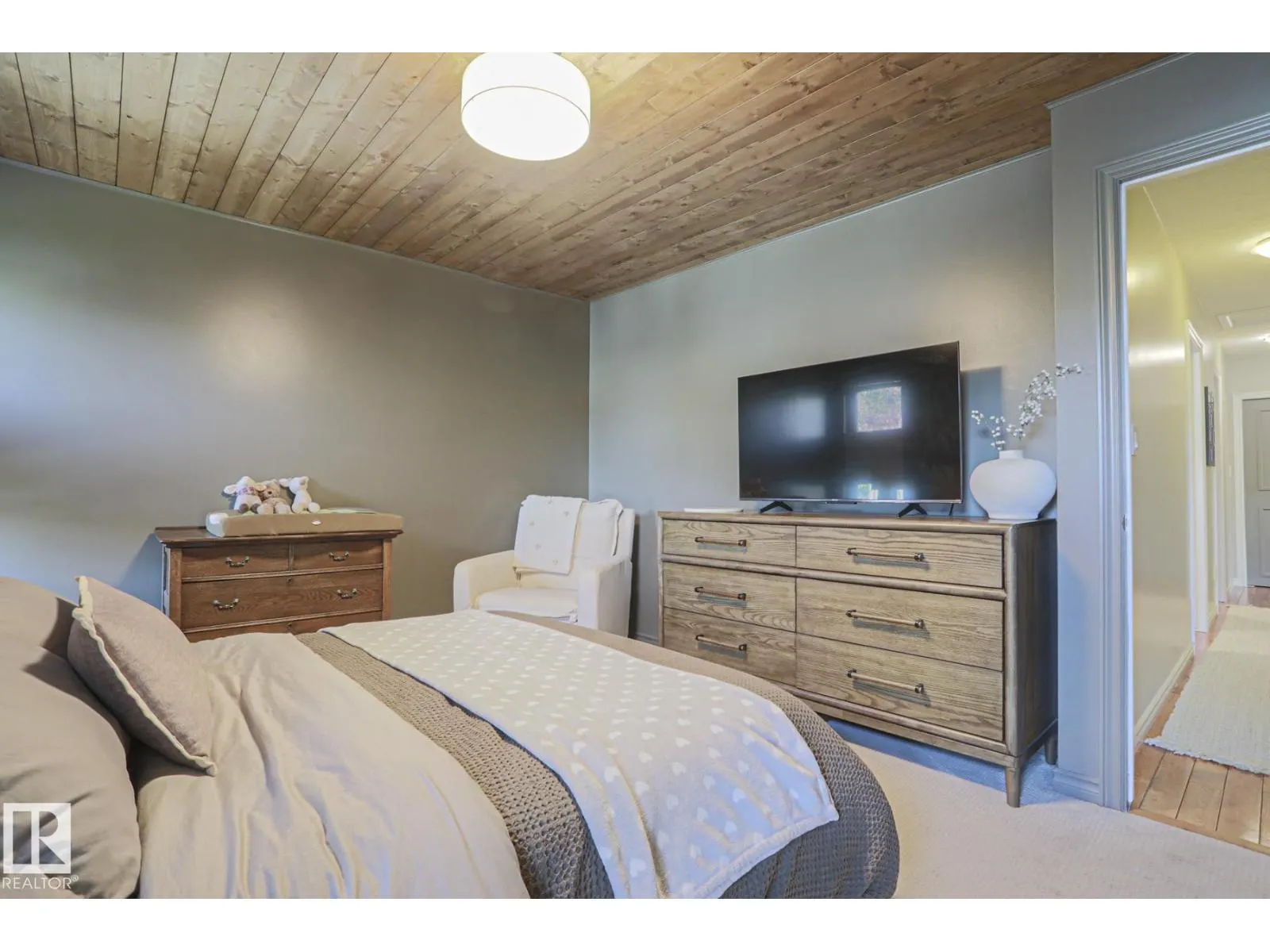 2 Hillview CR NE