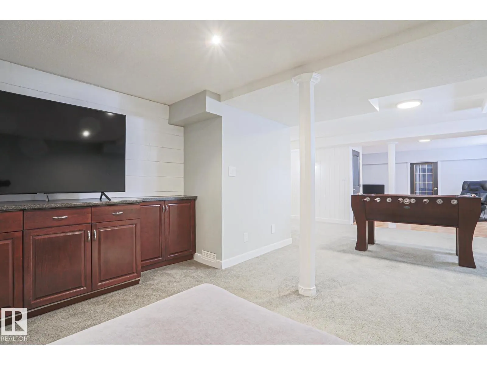 2 Hillview CR NE